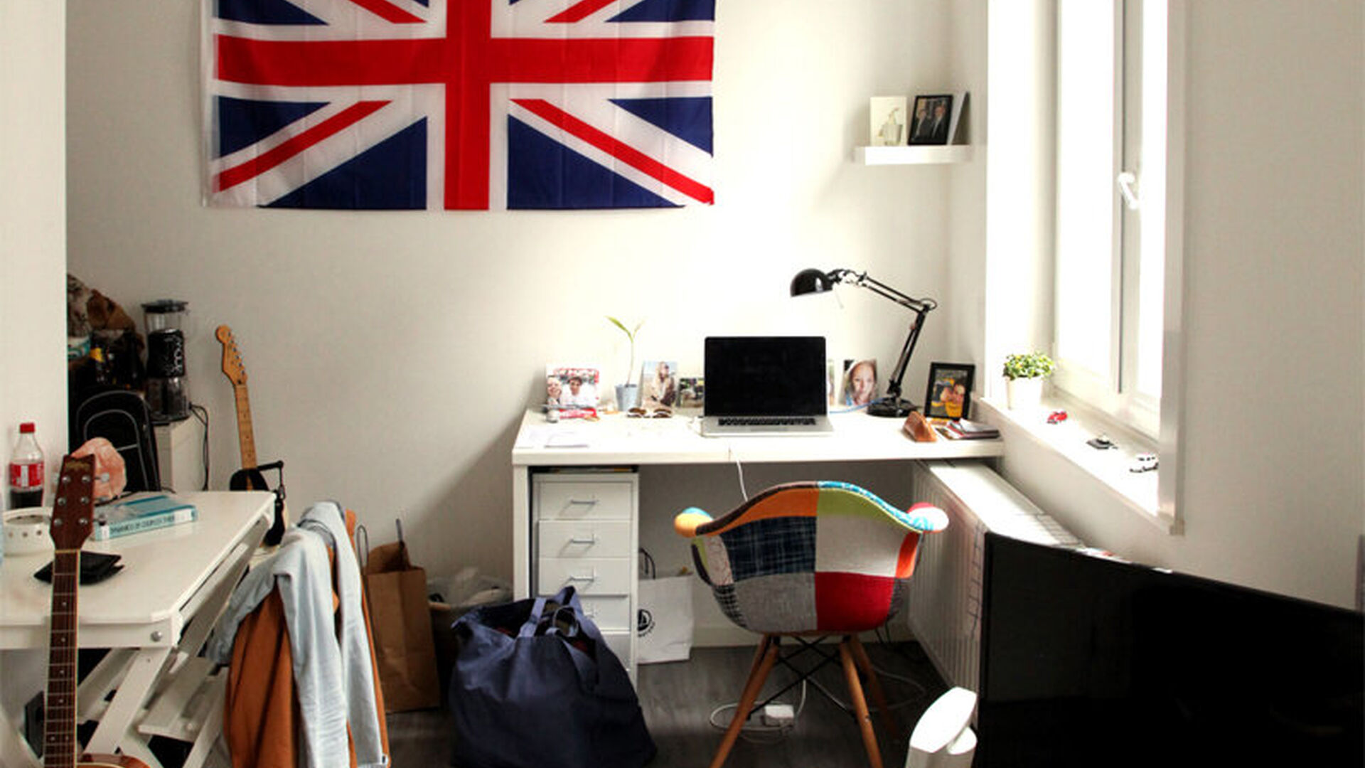 FOR THE CURRENT ACADEMIC YEAR (until 09/09/2026) – STUDENTS ONLY
This small-scale student residence, located near the Lei and the Fish Market, has one student room still available. Situated on the second floor, this room offers a comfortable and practi