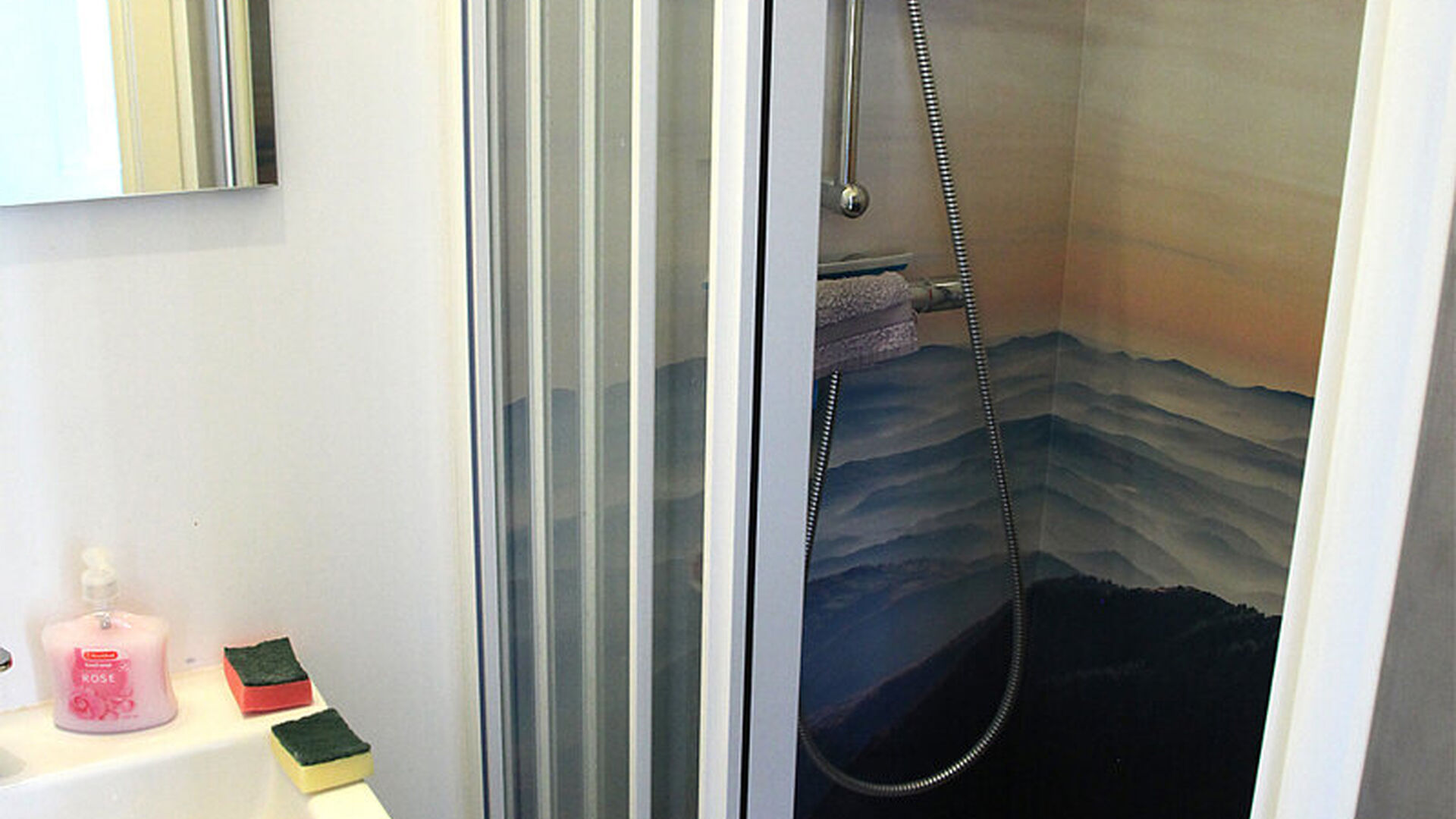 FOR THE CURRENT ACADEMIC YEAR (until 09/09/2026) – STUDENTS ONLY
This small-scale student residence, located near the Lei and the Fish Market, has one student room still available. Situated on the second floor, this room offers a comfortable and practi