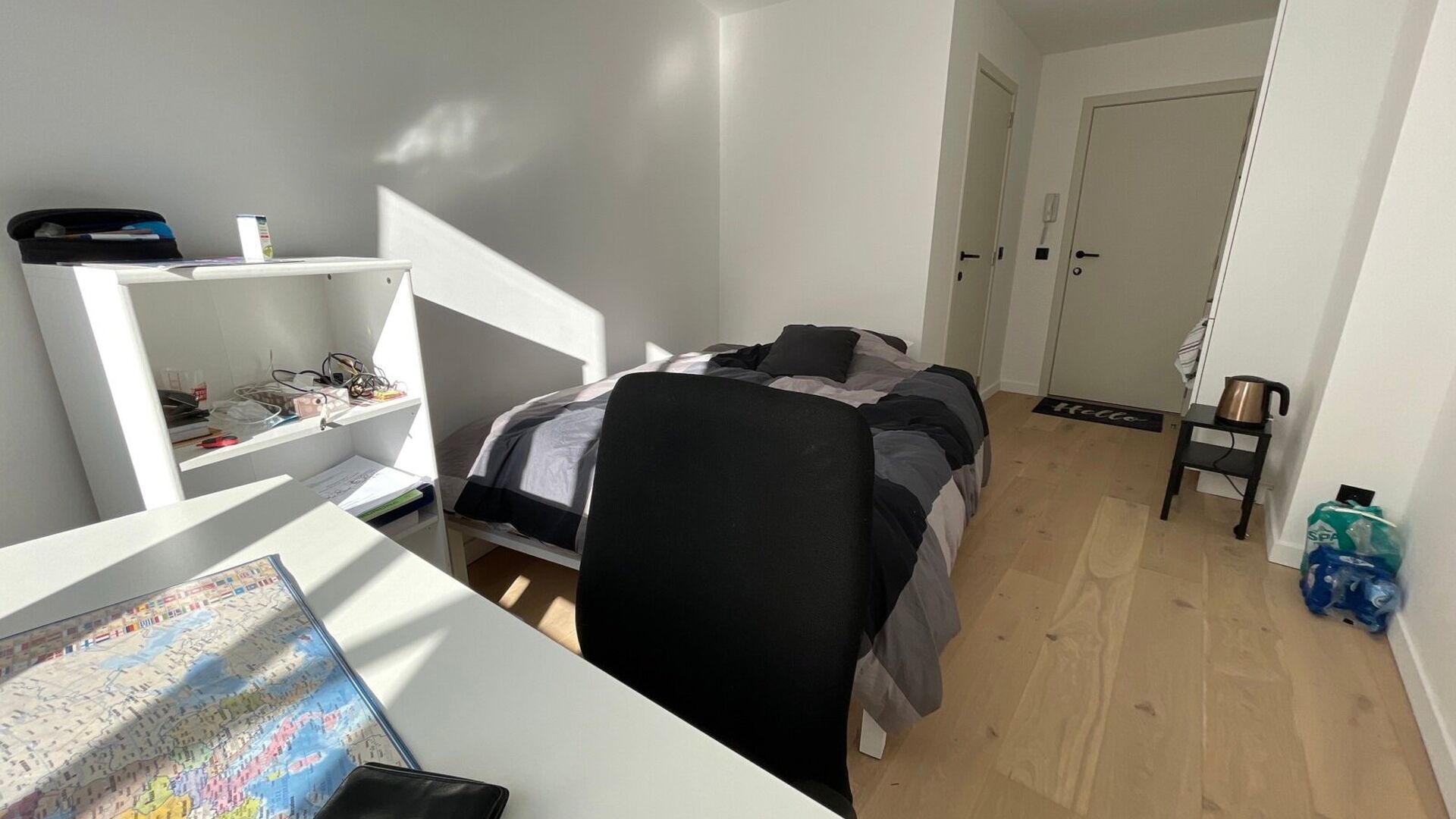 This charming and fully renovated student room is located in a prime location, right on the Vismarkt.

The room features a built-in unit with a refrigerator and microwave oven, as well as a private bathroom with a toilet, shower, and washbasin. It is also