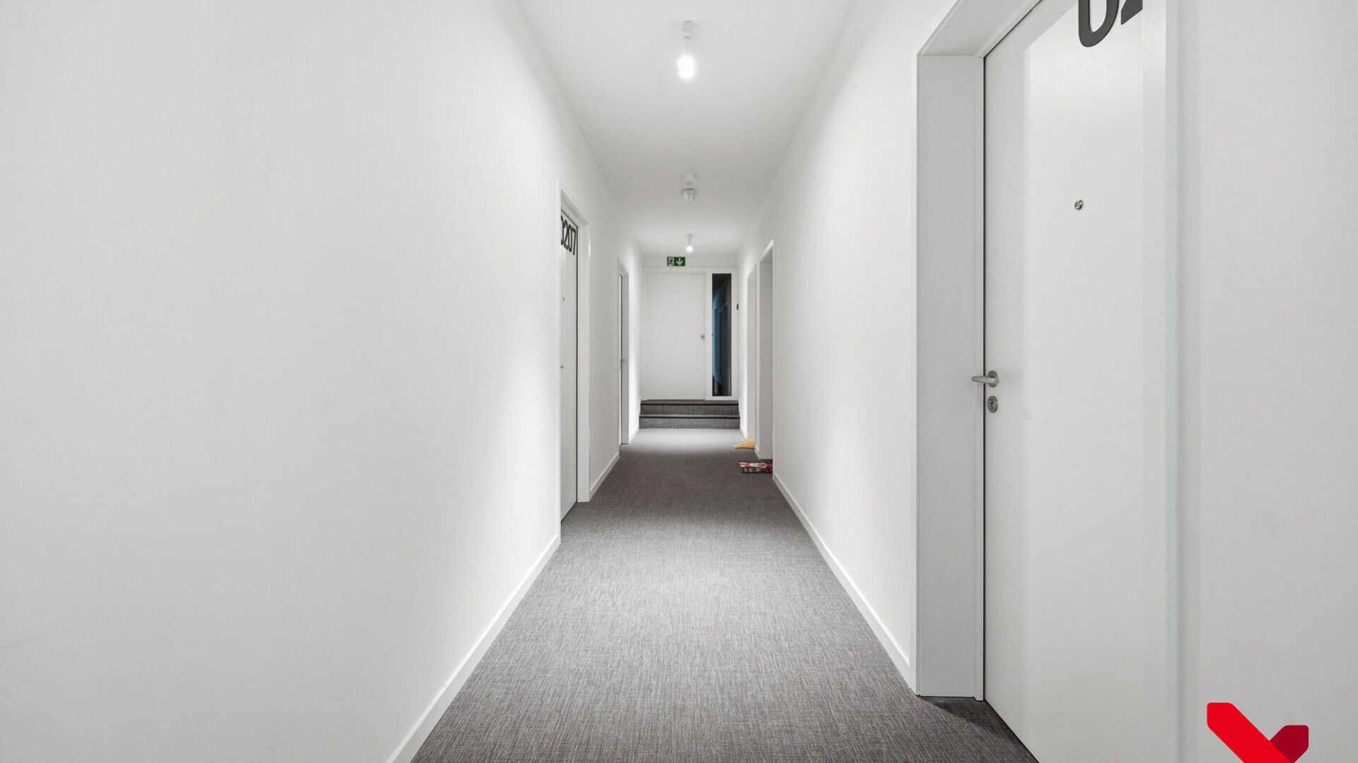Student room located in a pleasant student residence in a prime location. This furnished room includes a bed, desk, wardrobe, and refrigerator.
The rented property offers the following shared facilities and services, available to all residents: a fully e