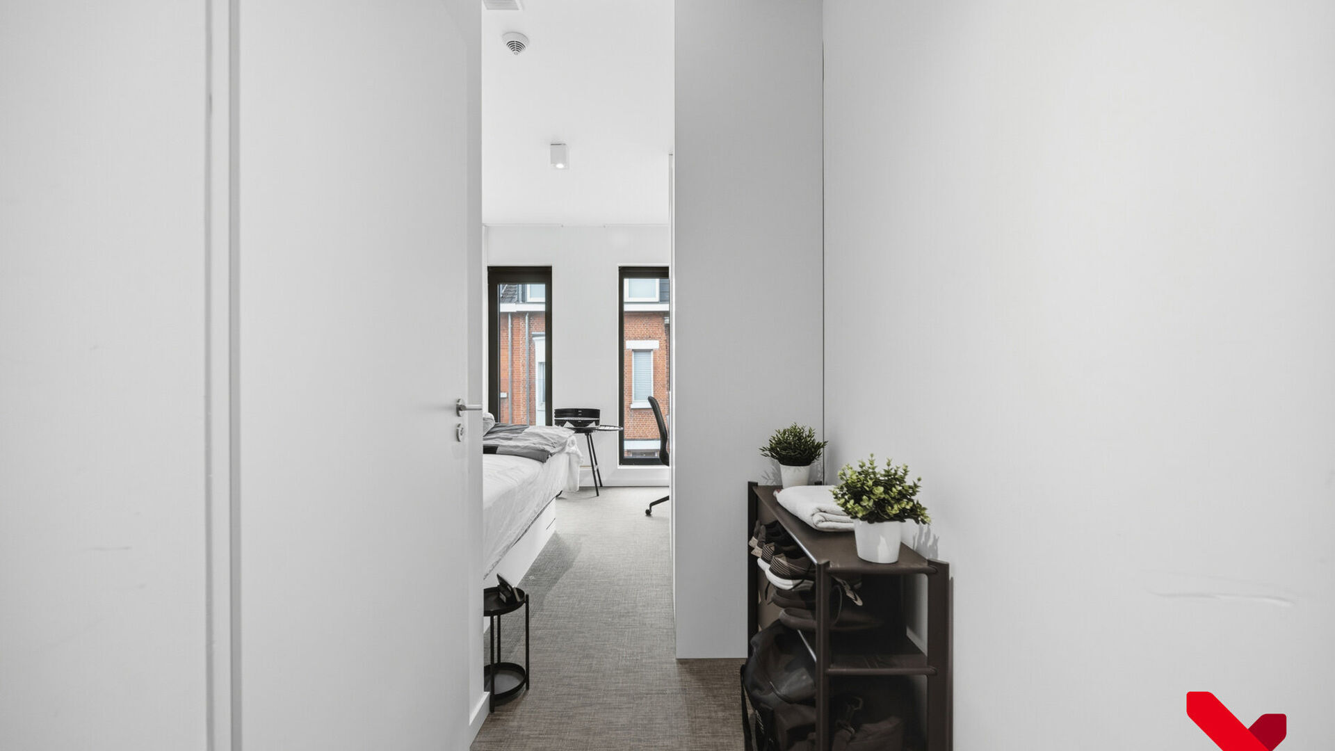 Student room located in a pleasant student residence in a prime location. This furnished room includes a bed, desk, wardrobe, and refrigerator.
The rented property offers the following shared facilities and services, available to all residents: a fully e