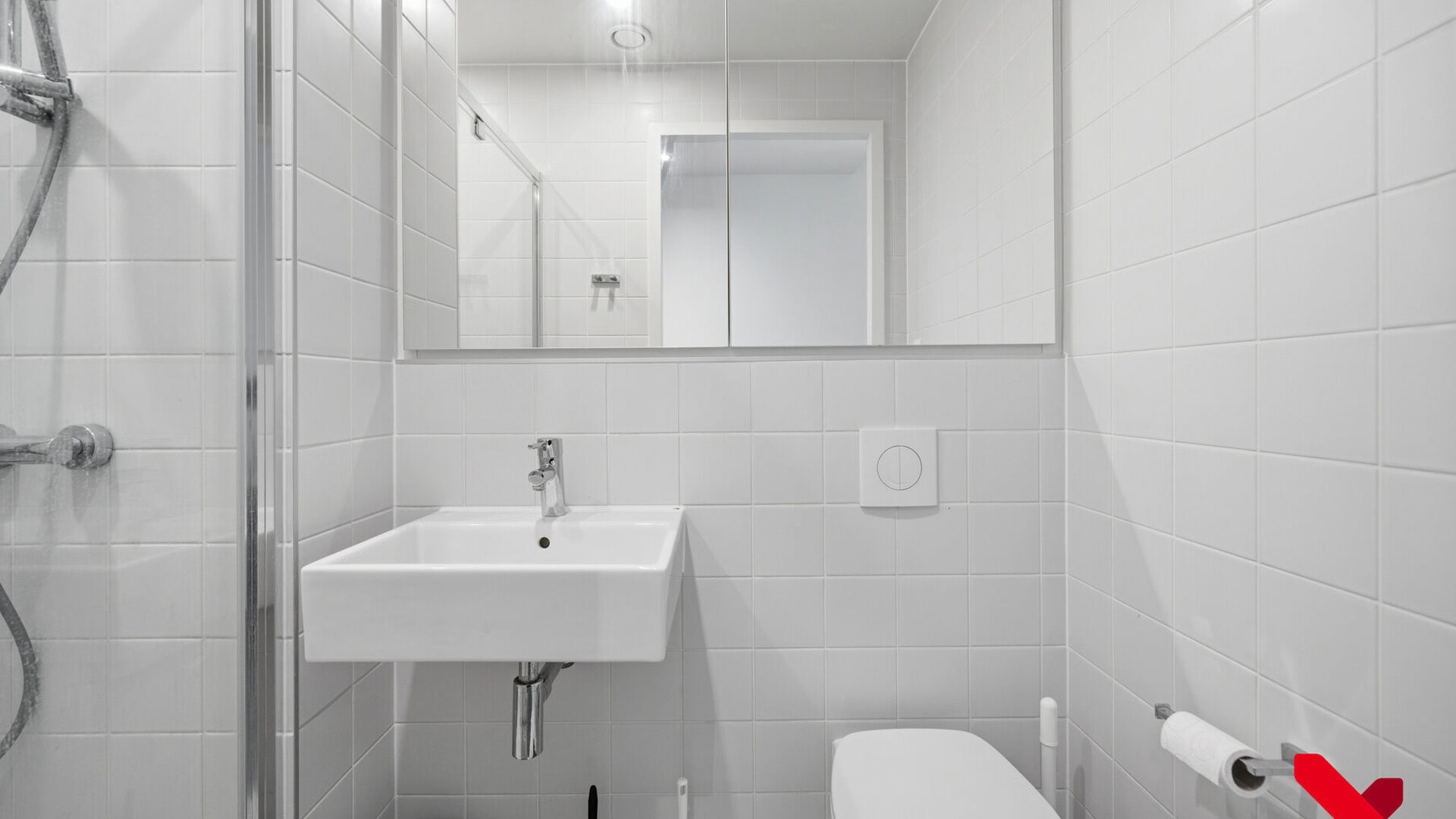 Student room located in a pleasant student residence in a prime location. This furnished room includes a bed, desk, wardrobe, and refrigerator.
The rented property offers the following shared facilities and services, available to all residents: a fully e