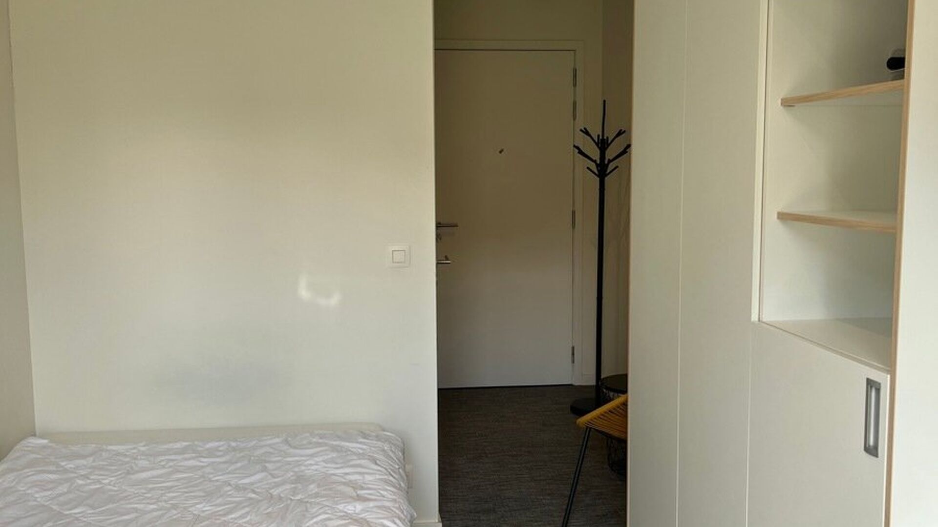 This beautifully maintained room is located on the ground floor and offers all modern comforts, including a private bathroom with toilet and shower.

The room is equipped with a built-in desk, ample storage space, and a private refrigerator. The shared ki