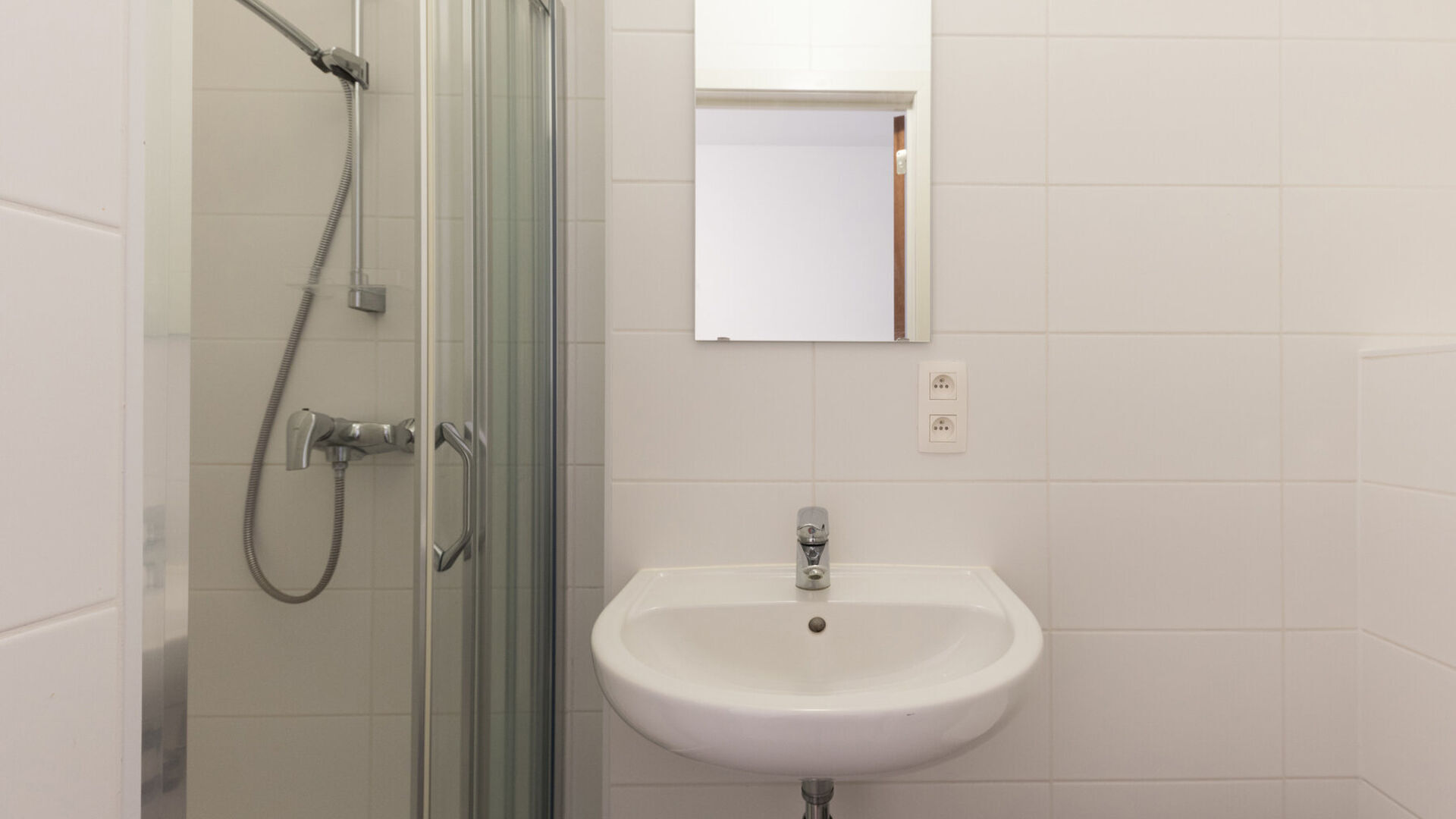 New student room in a triplex layout within the prestigious Campus Vital project. This student room is located on the first floor. The sleeping area is arranged as a duplex, while the bathroom is situated on the lower level. The room is furnished with a b