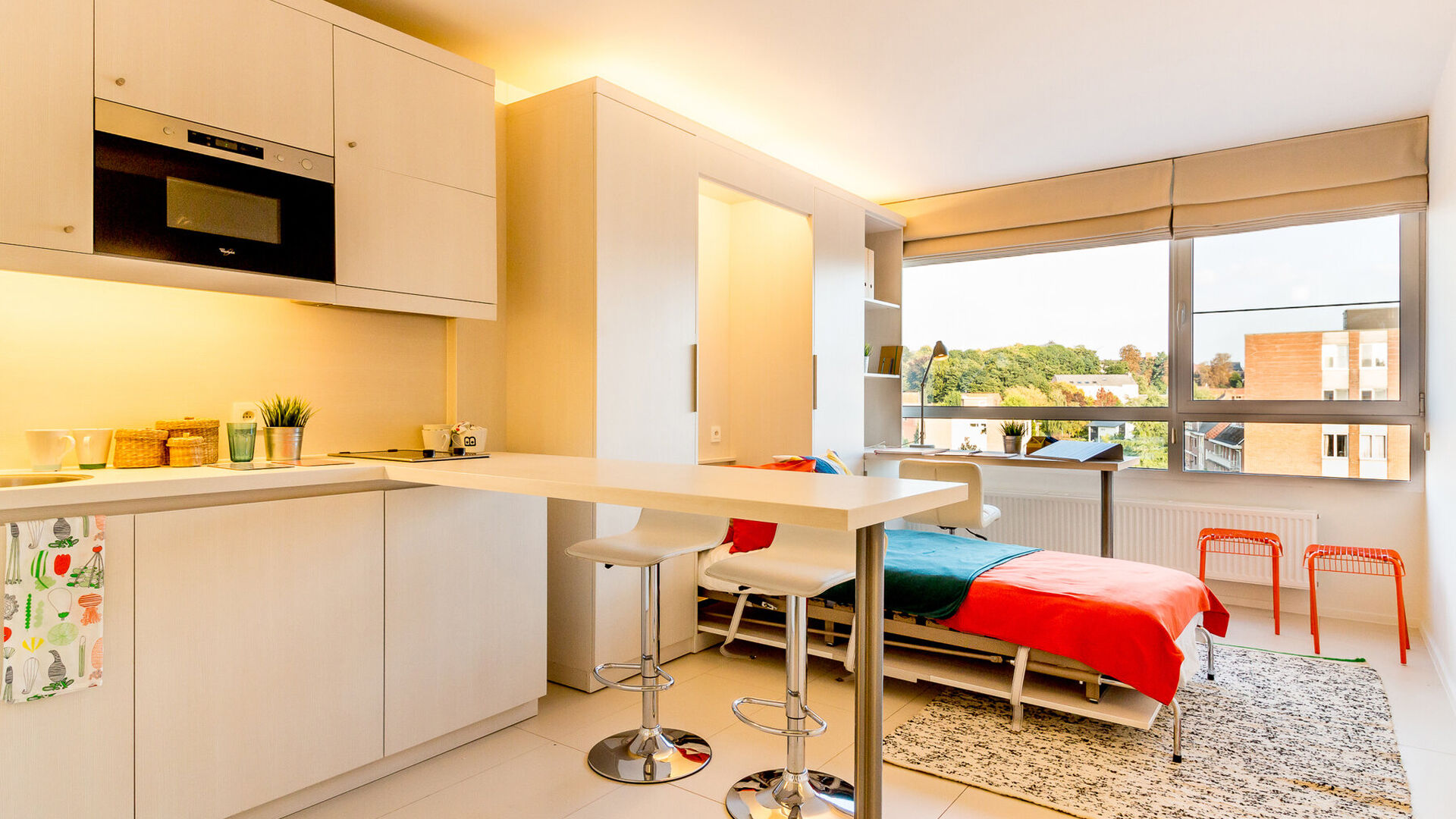 FOR THE 2026–2027 ACADEMIC YEAR
Welcome to this spacious student studio situated in the heart of Leuven!
This spacious studio features a fitted kitchenette, en-suite facilities and a built-in unit with a fold-down bed.
Thanks to the large windows, you c
