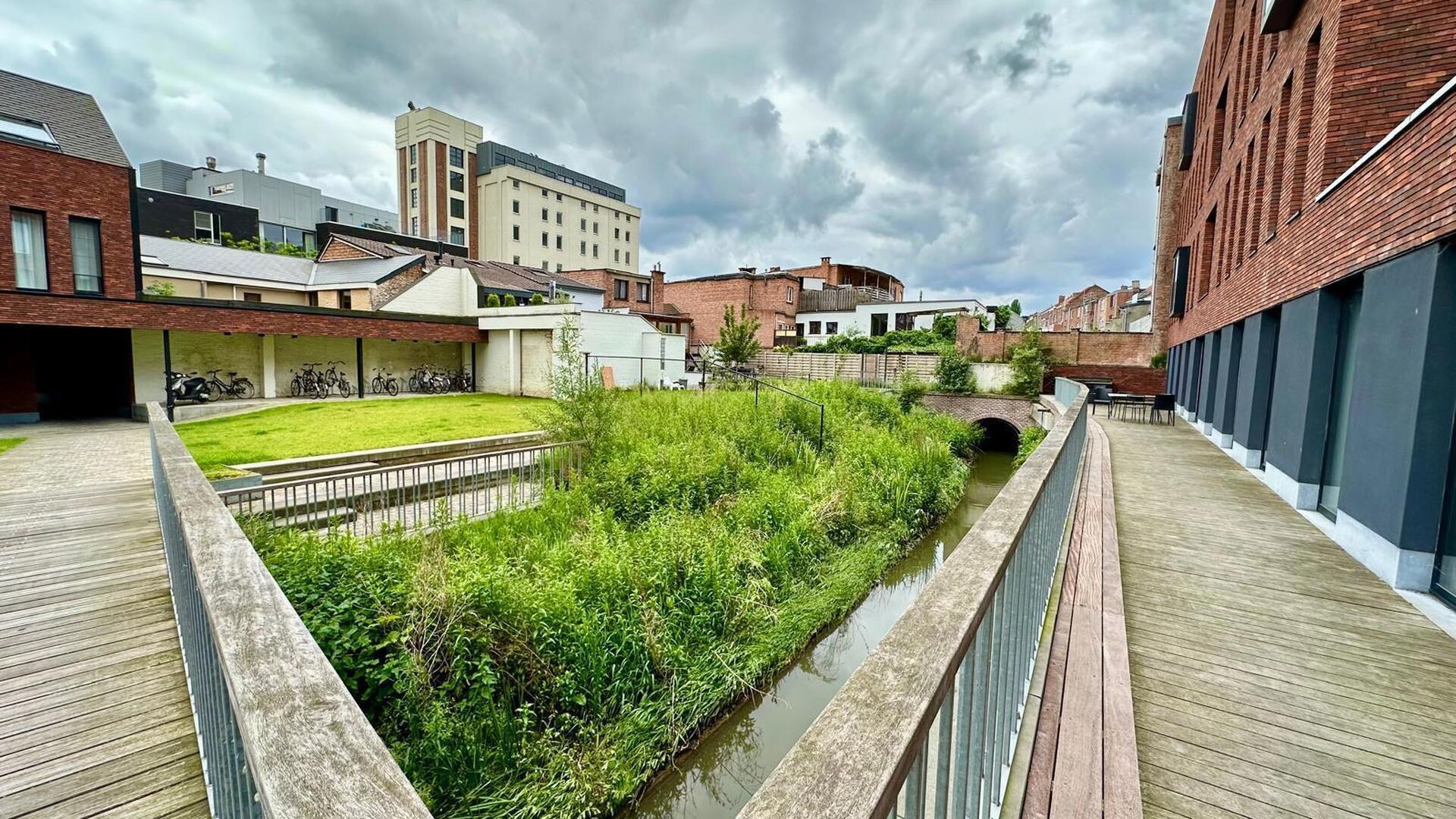 Student room located in a cozy student residence in a top location.
The rented property includes the following (utility) facilities/services, which are shared with the other residents: a furnished kitchen, spacious living room, bike storage, TV connecti