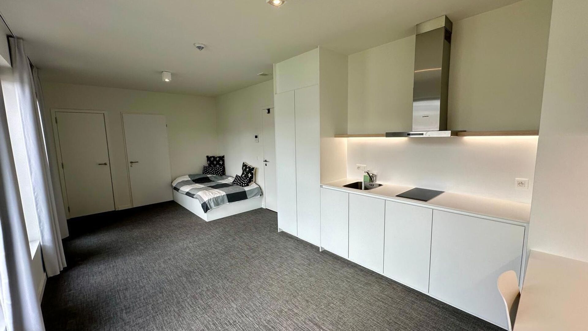 Student room located in a cozy student residence in a top location.
The rented property includes the following (utility) facilities/services, which are shared with the other residents: a furnished kitchen, spacious living room, bike storage, TV connecti