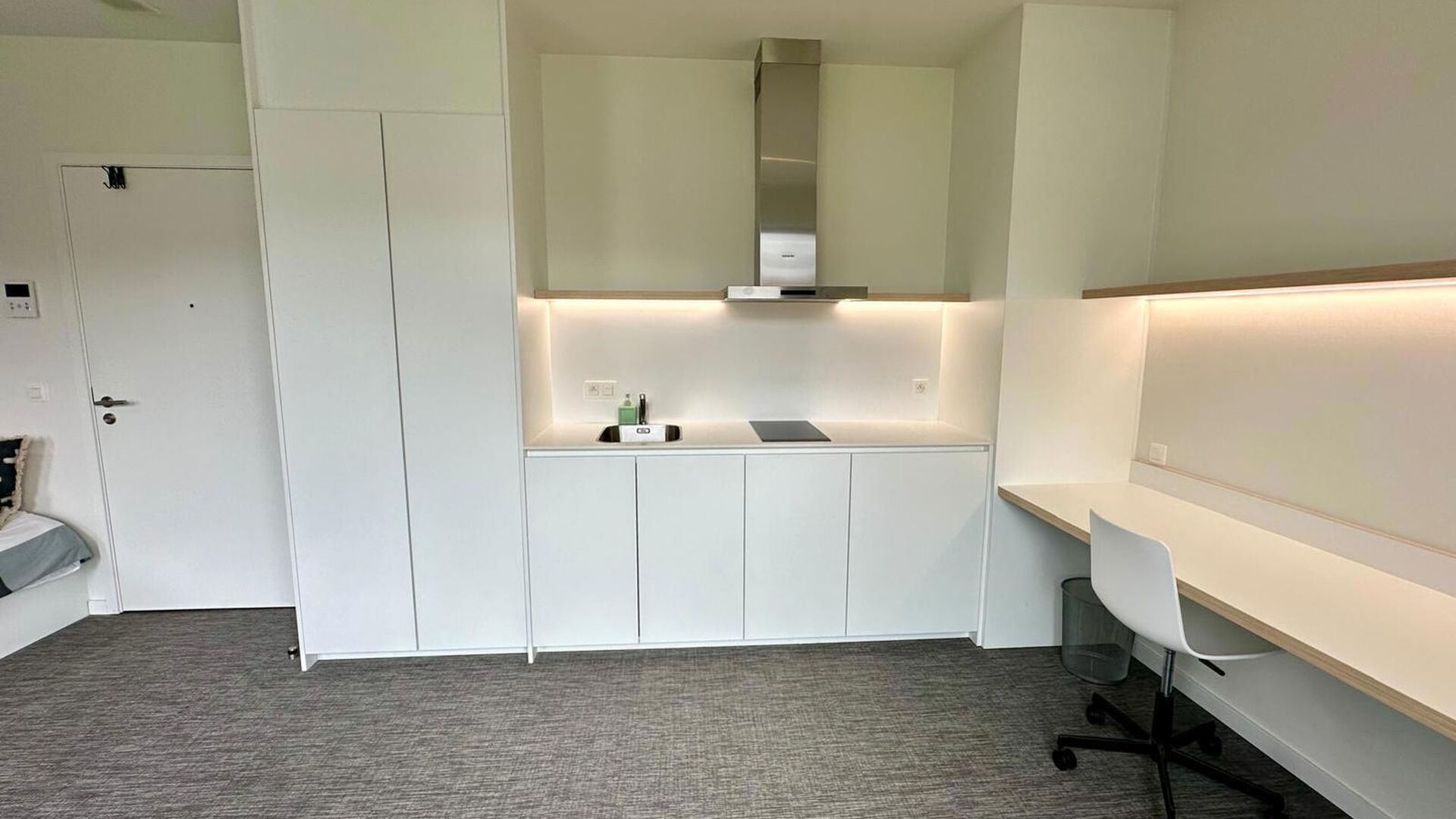 Student room located in a cozy student residence in a top location.
The rented property includes the following (utility) facilities/services, which are shared with the other residents: a furnished kitchen, spacious living room, bike storage, TV connecti