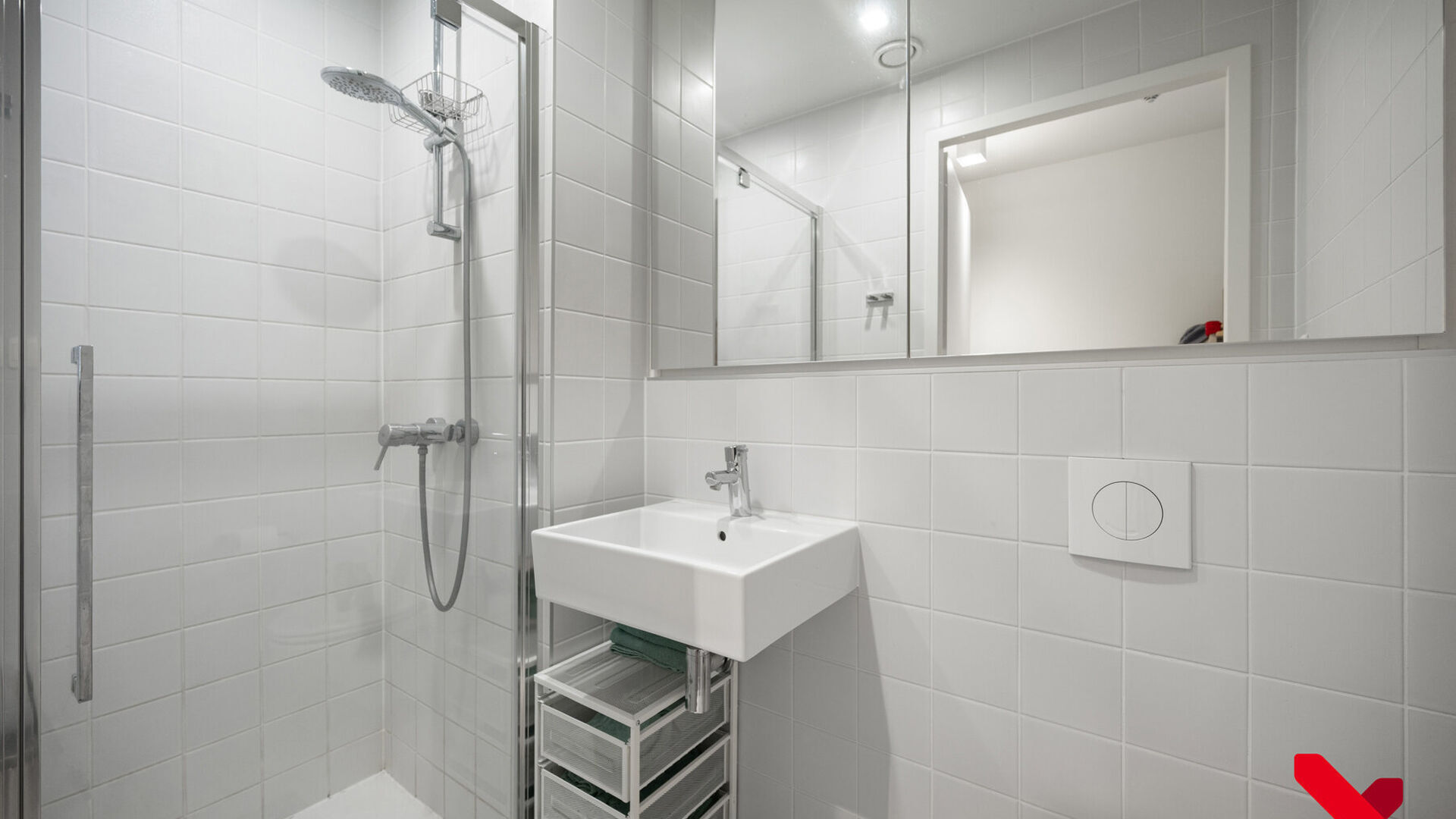 This beautiful and excellently maintained student room offers everything you need for a comfortable stay in Leuven. The room features a private bathroom with shower and toilet, a fixed desk unit, plenty of closet space, and a personal fridge.
The shared