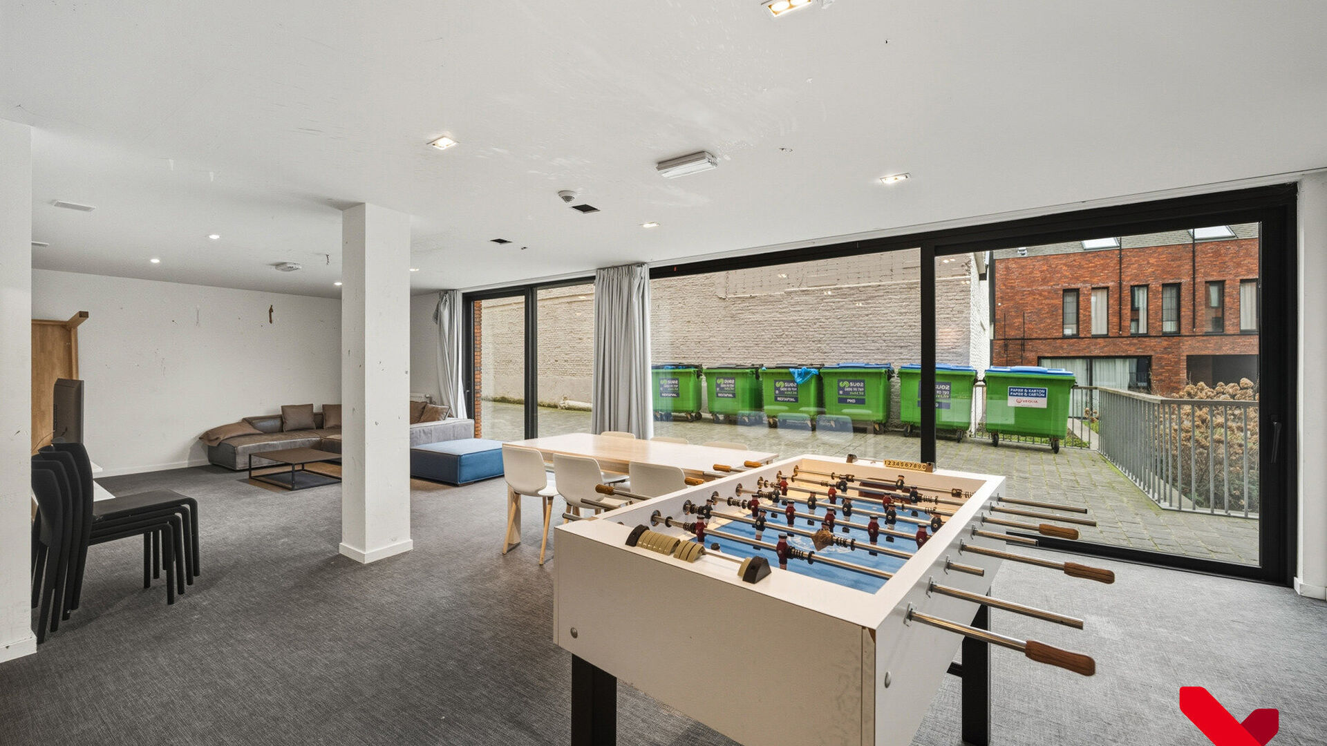 This beautiful and excellently maintained student room offers everything you need for a comfortable stay in Leuven. The room features a private bathroom with shower and toilet, a fixed desk unit, plenty of closet space, and a personal fridge.
The shared