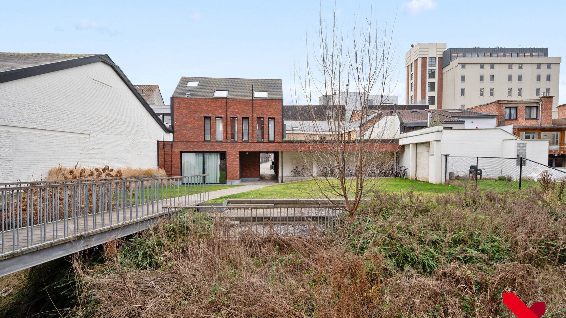 This beautiful and excellently maintained student room offers everything you need for a comfortable stay in Leuven. The room features a private bathroom with shower and toilet, a fixed desk unit, plenty of closet space, and a personal fridge.
The shared