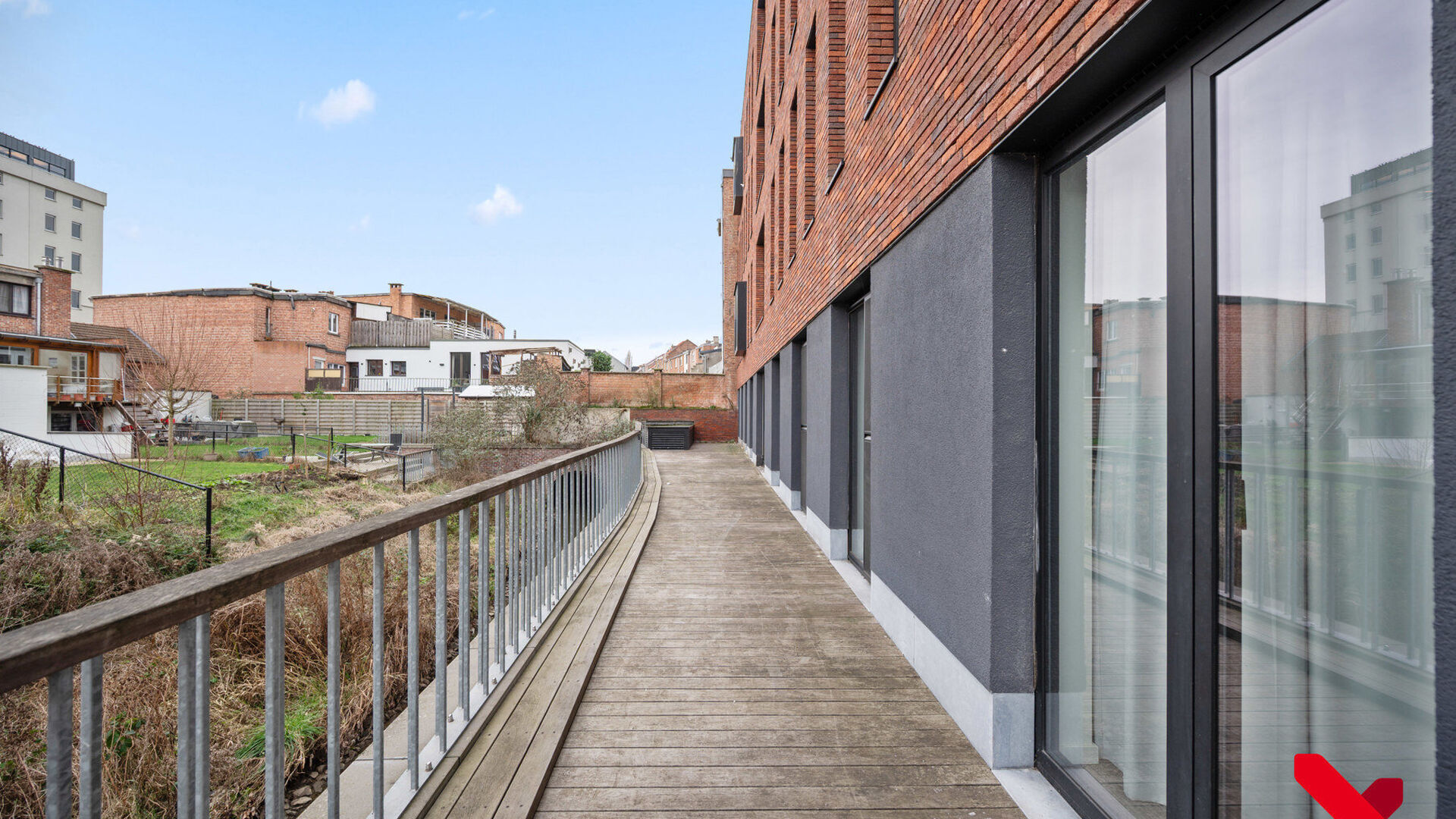 This beautiful and excellently maintained student room offers everything you need for a comfortable stay in Leuven. The room features a private bathroom with shower and toilet, a fixed desk unit, plenty of closet space, and a personal fridge.
The shared