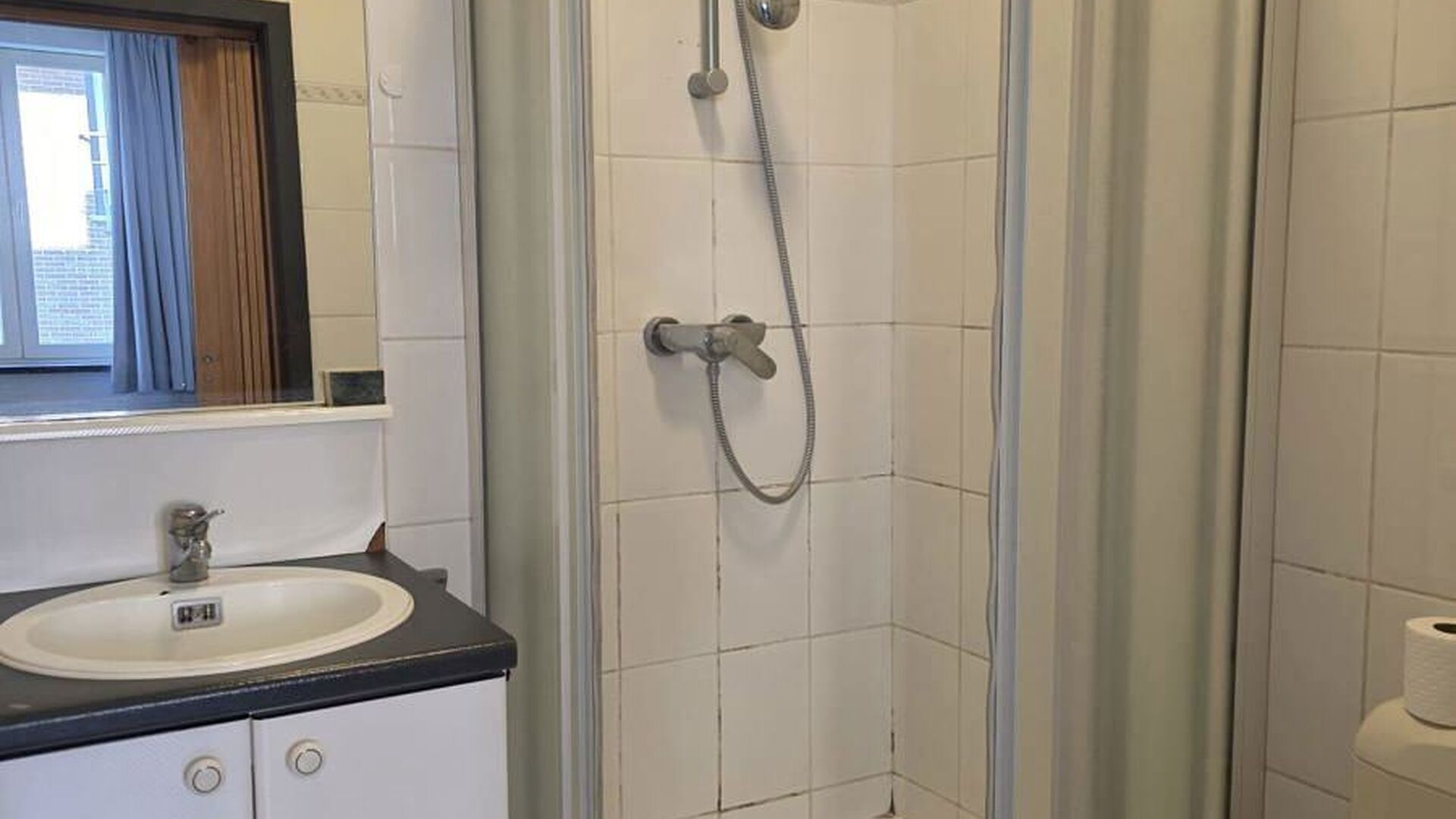 This cosy and practical student room in Lepelstraat, Leuven, is an ideal place to stay during your studies. The room is furnished and includes a bed, desk, wardrobe and refrigerator.

The room offers everything you need for a comfortable stay. Its locatio