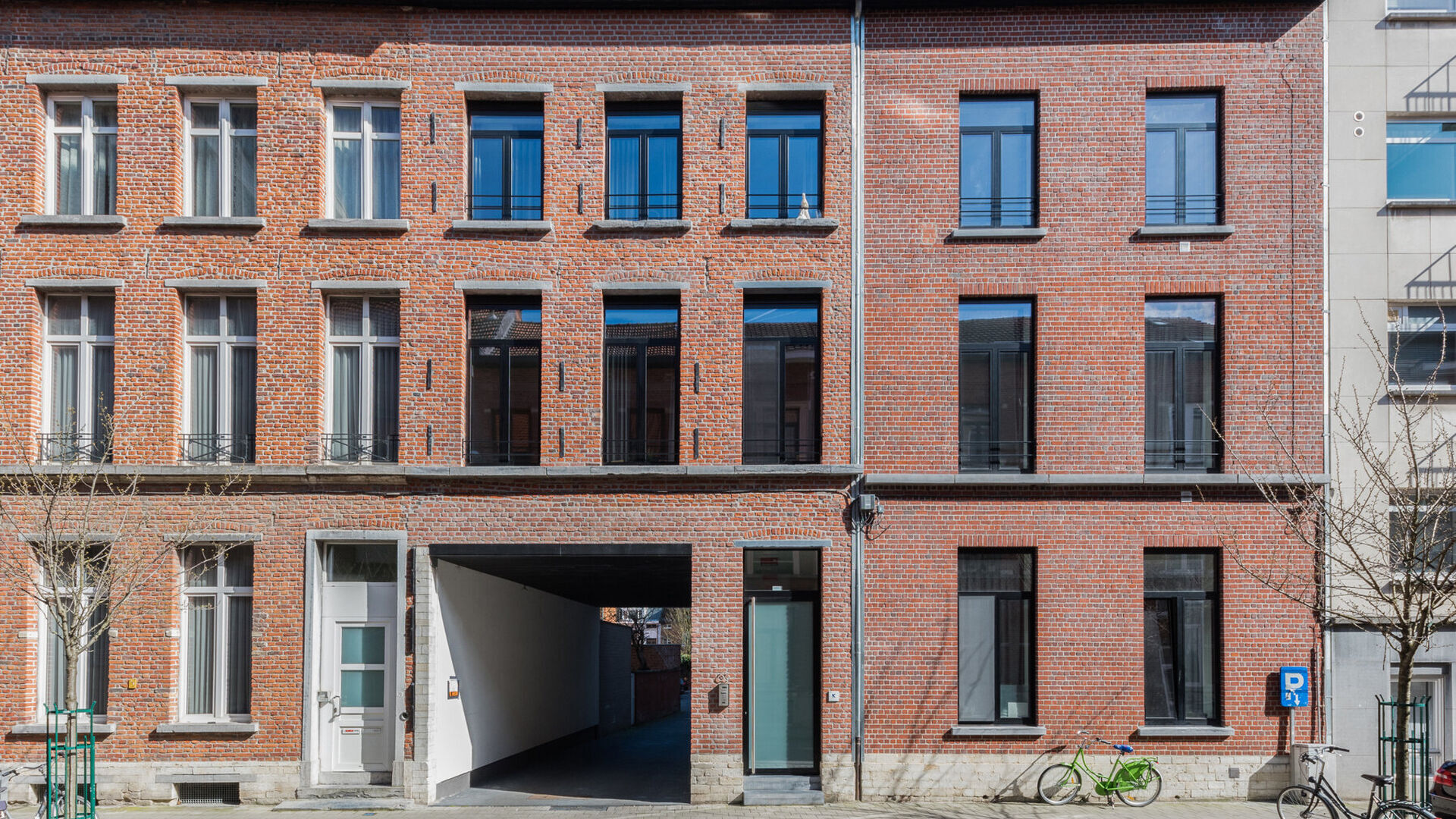 New student room in a triplex layout within the prestigious Campus Vital project. This student room is located on the first floor. The sleeping area is arranged as a duplex, while the bathroom is situated on the lower level. The room is furnished with a b