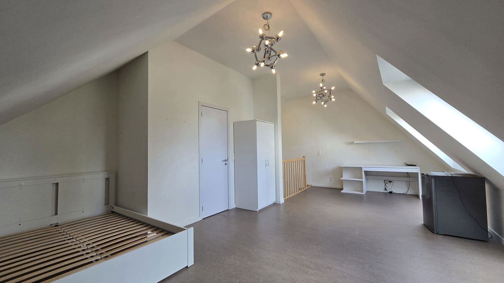 New student room in a triplex layout within the prestigious Campus Vital project. This student room is located on the first floor. The sleeping area is arranged as a duplex, while the bathroom is situated on the lower level. The room is furnished with a b