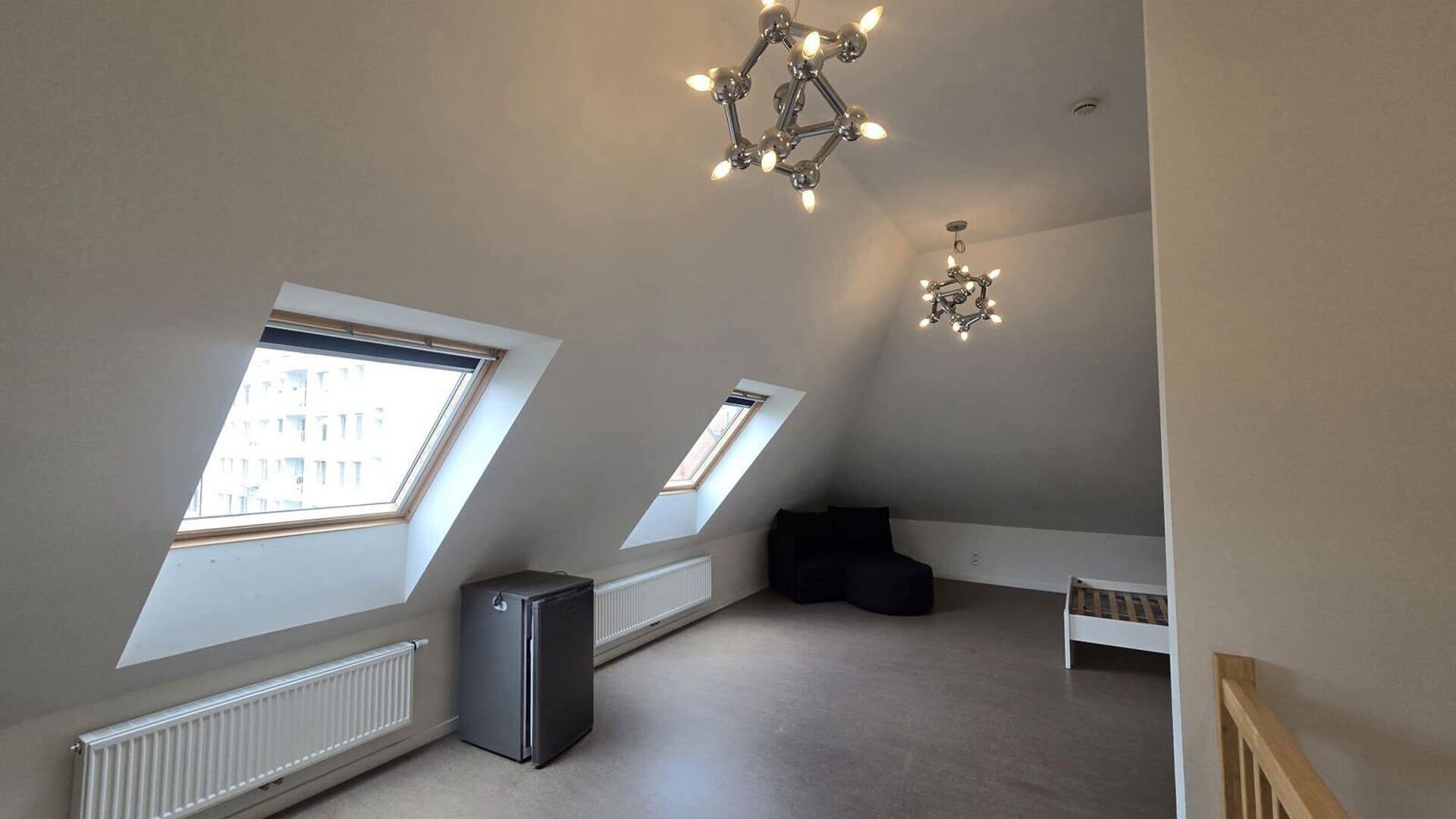 New student room in a triplex layout within the prestigious Campus Vital project. This student room is located on the first floor. The sleeping area is arranged as a duplex, while the bathroom is situated on the lower level. The room is furnished with a b
