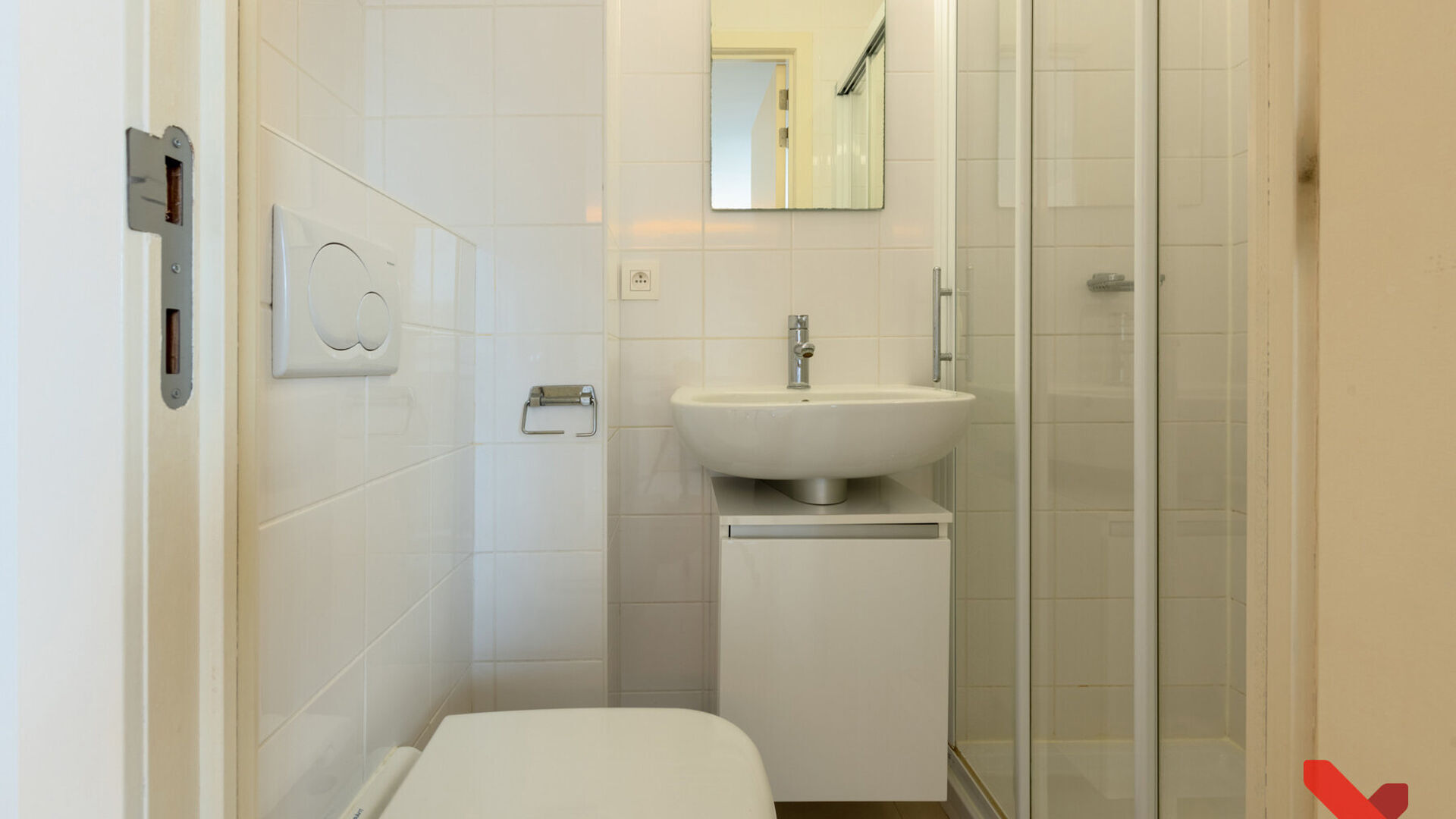 FOR THE 2026–2027 ACADEMIC YEAR
Welcome to this spacious student studio situated in the heart of Leuven!
This spacious studio features a fitted kitchenette, en-suite facilities and a built-in unit with a fold-down bed.
Thanks to the large windows, you c