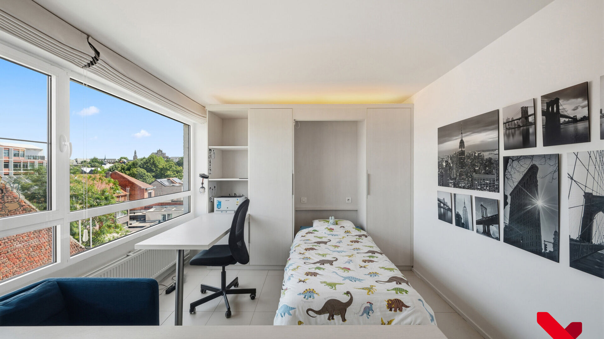 FOR THE 2026–2027 ACADEMIC YEAR
Welcome to this spacious student studio situated in the heart of Leuven!
This spacious studio features a fitted kitchenette, en-suite facilities and a built-in unit with a fold-down bed.
Thanks to the large windows, you c
