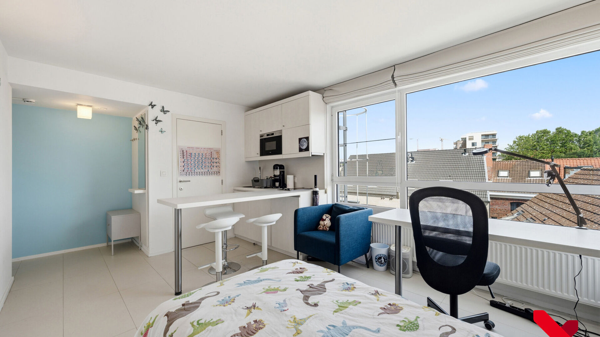FOR THE 2026–2027 ACADEMIC YEAR
Welcome to this spacious student studio situated in the heart of Leuven!
This spacious studio features a fitted kitchenette, en-suite facilities and a built-in unit with a fold-down bed.
Thanks to the large windows, you c