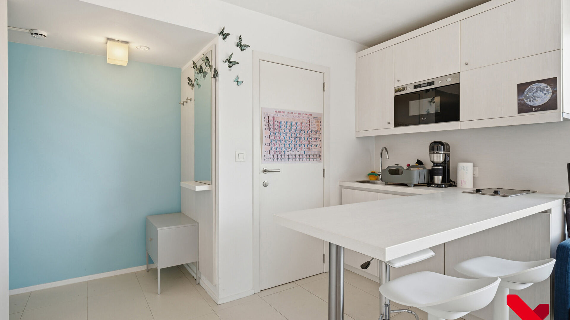 FOR THE 2026–2027 ACADEMIC YEAR
Welcome to this spacious student studio situated in the heart of Leuven!
This spacious studio features a fitted kitchenette, en-suite facilities and a built-in unit with a fold-down bed.
Thanks to the large windows, you c