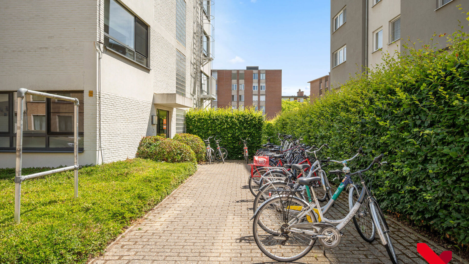 FOR THE 2026–2027 ACADEMIC YEAR
Welcome to this spacious student studio situated in the heart of Leuven!
This spacious studio features a fitted kitchenette, en-suite facilities and a built-in unit with a fold-down bed.
Thanks to the large windows, you c