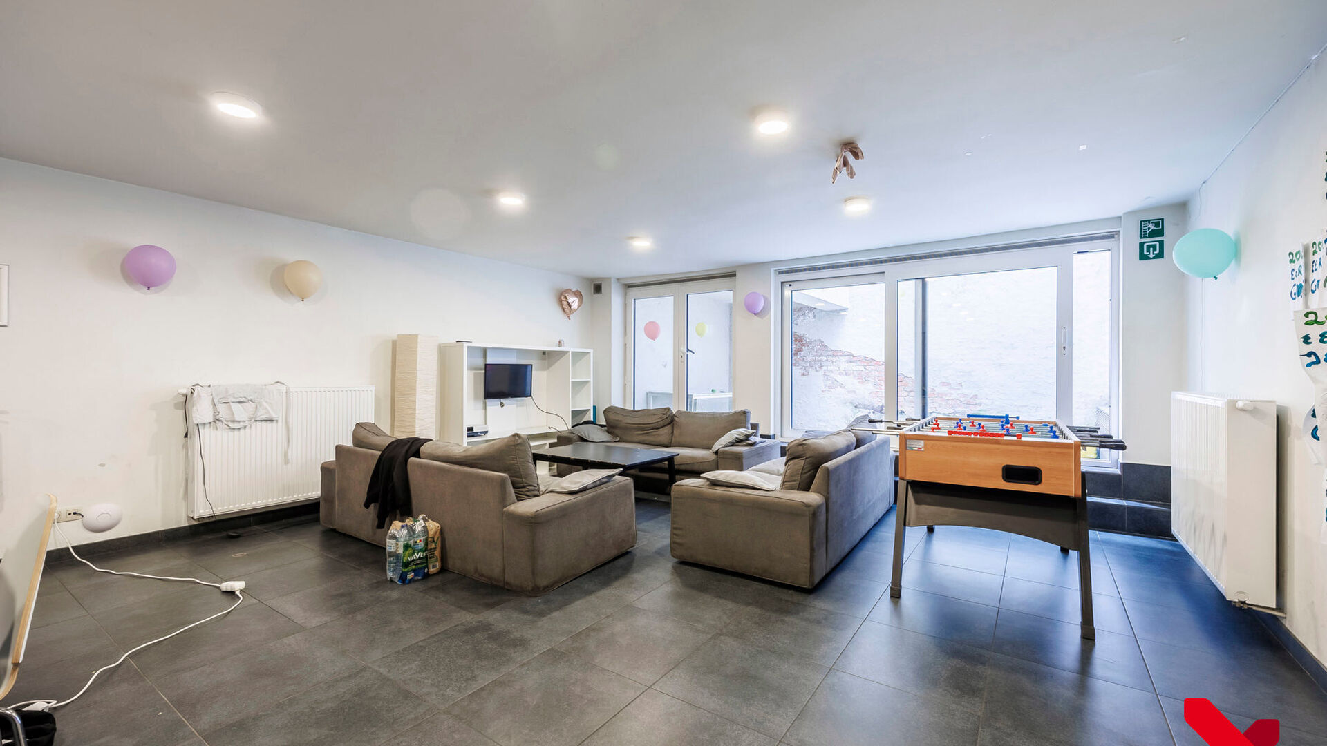 In Residence Central Park, located on the edge of the park and within walking distance of several amenities, is this furnished student room.

The room is located on the fourth and highest floor of the building. Thanks to its rear location, the room overlo