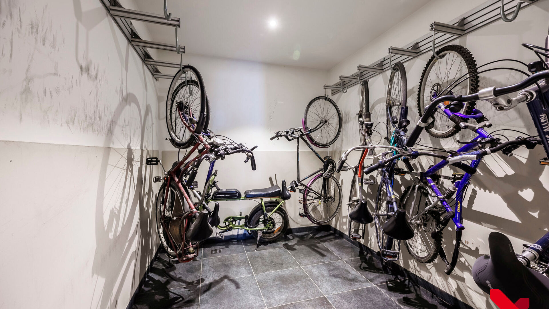 In Residence Central Park, located on the edge of the park and within walking distance of several amenities, is this furnished student room.

The room is located on the fourth and highest floor of the building. Thanks to its rear location, the room overlo