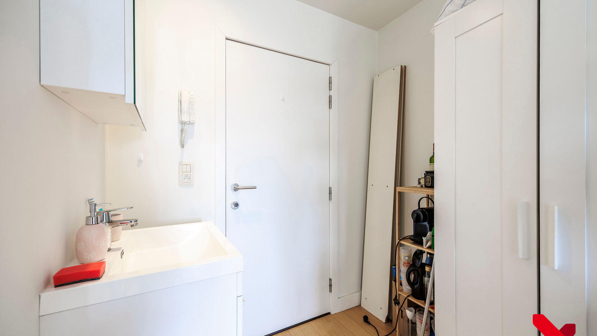 In Residence Central Park, located on the edge of the park and within walking distance of several amenities, is this furnished student room.

The room is located on the fourth and highest floor of the building. Thanks to its rear location, the room overlo