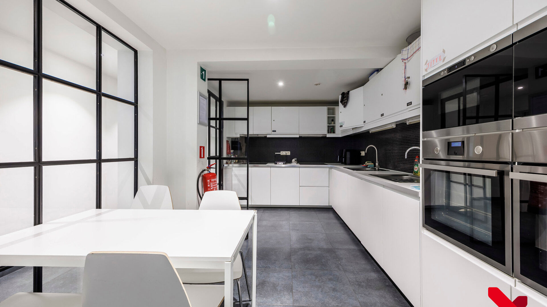 In Residence Central Park, located on the edge of the park and within walking distance of several amenities, is this furnished student room.

The room is located on the fourth and highest floor of the building. Thanks to its rear location, the room overlo