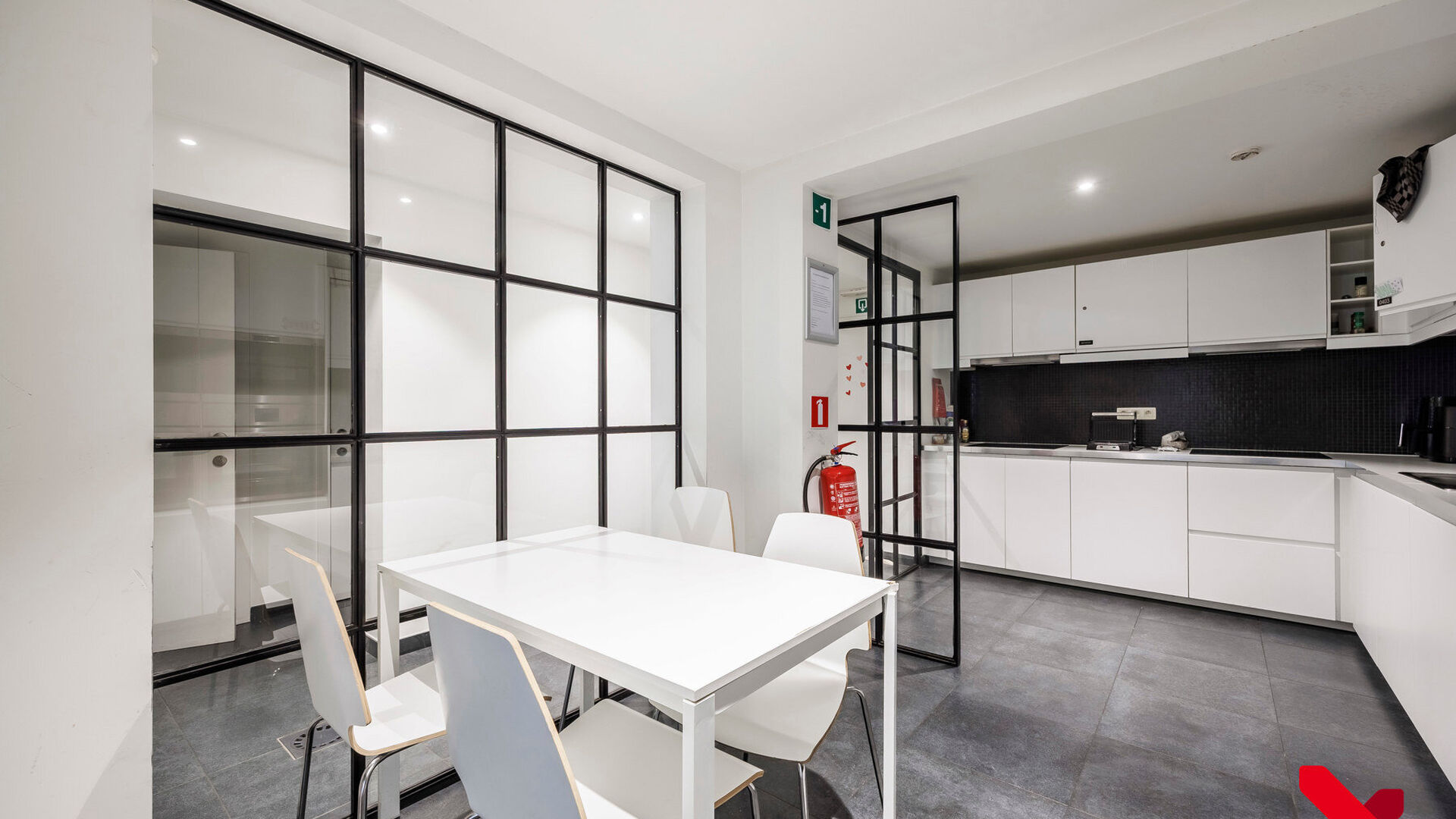 In Residence Central Park, located on the edge of the park and within walking distance of several amenities, is this furnished student room.

The room is located on the fourth and highest floor of the building. Thanks to its rear location, the room overlo