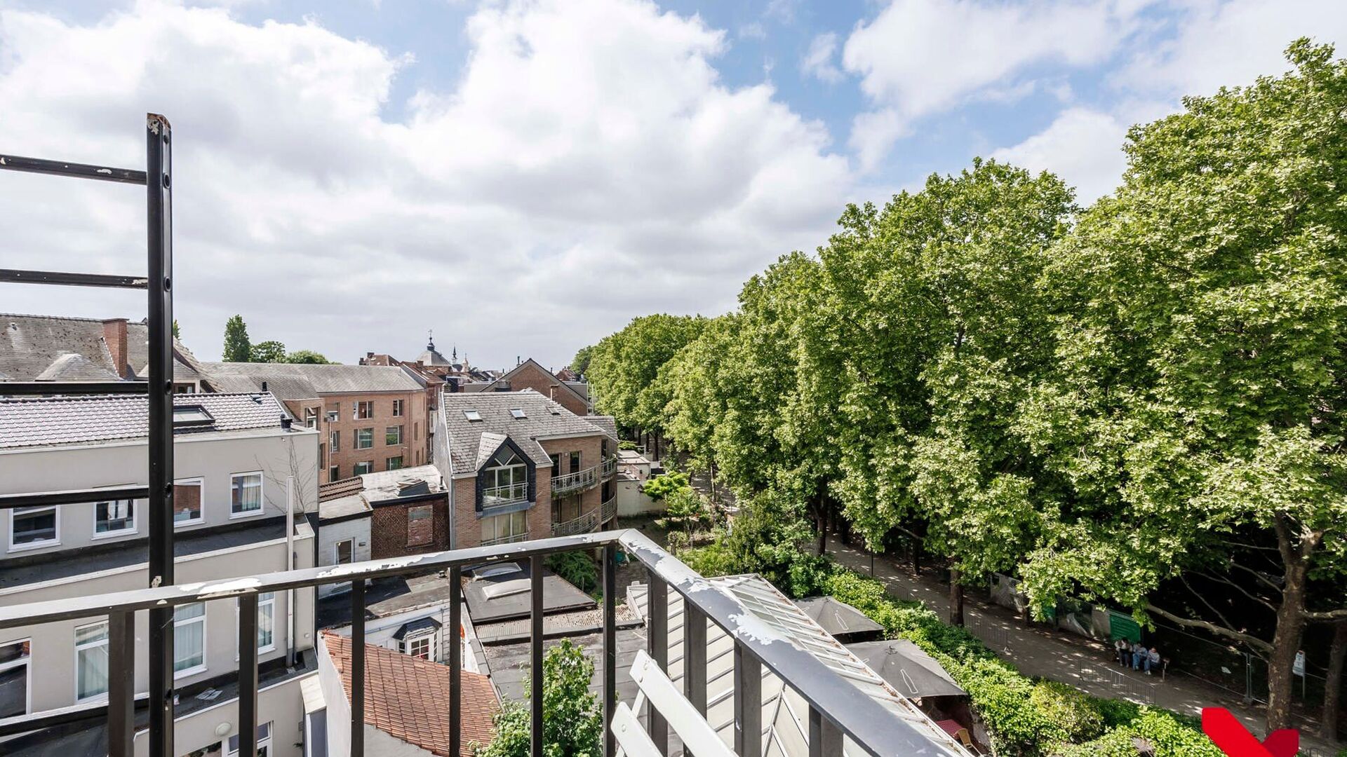 In Residence Central Park, located on the edge of the park and within walking distance of several amenities, is this furnished student room.

The room is located on the fourth and highest floor of the building. Thanks to its rear location, the room overlo