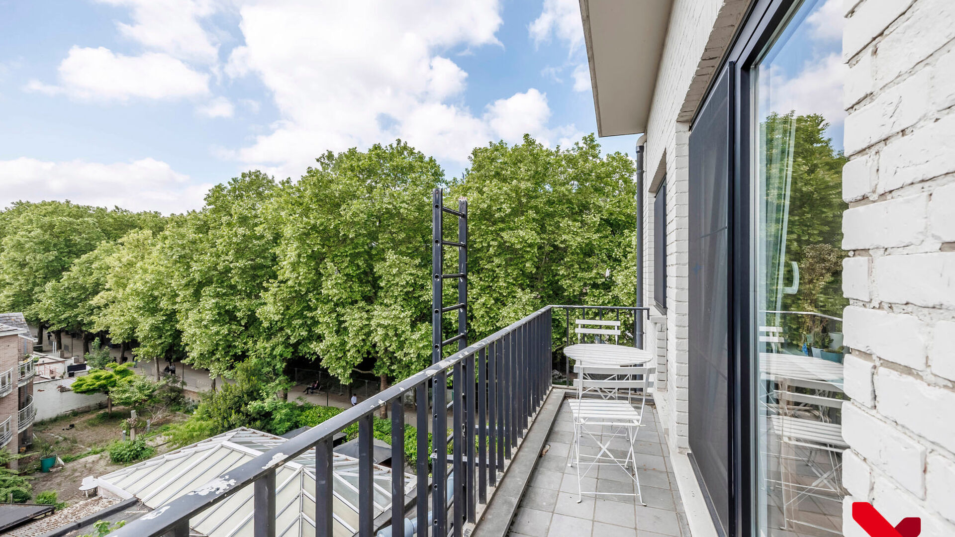 In Residence Central Park, located on the edge of the park and within walking distance of several amenities, is this furnished student room.

The room is located on the fourth and highest floor of the building. Thanks to its rear location, the room overlo