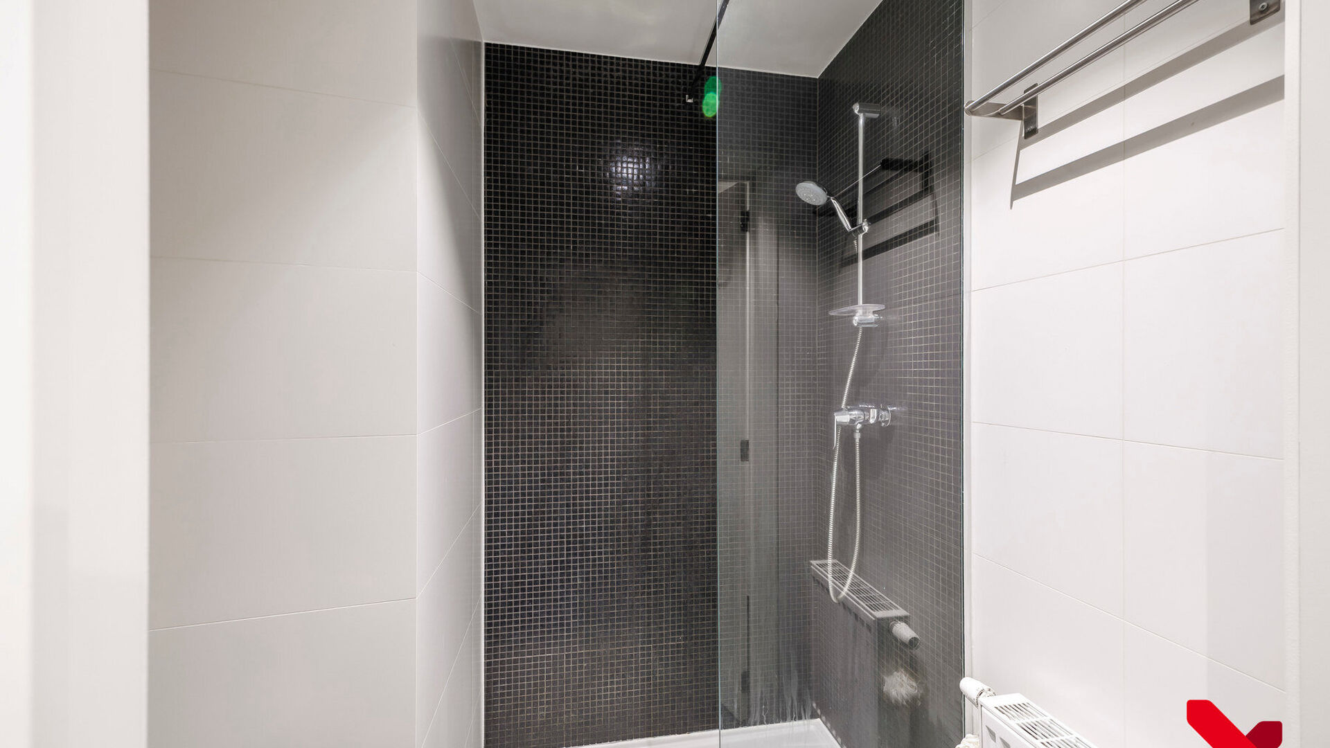 In Residence Central Park, located on the edge of the park and within walking distance of several amenities, is this furnished student room.

The room is located on the fourth and highest floor of the building. Thanks to its rear location, the room overlo