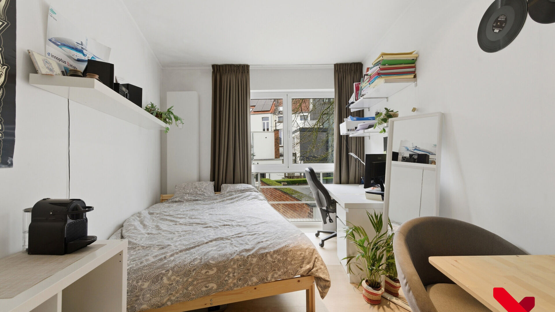 Welcome to Leuven! This cozy studio is located on the bustling Tiensestraat, a location known not only for its lively atmosphere but also for its excellent accessibility. Public transport, shops, and sports facilities are all nearby, and all faculties are