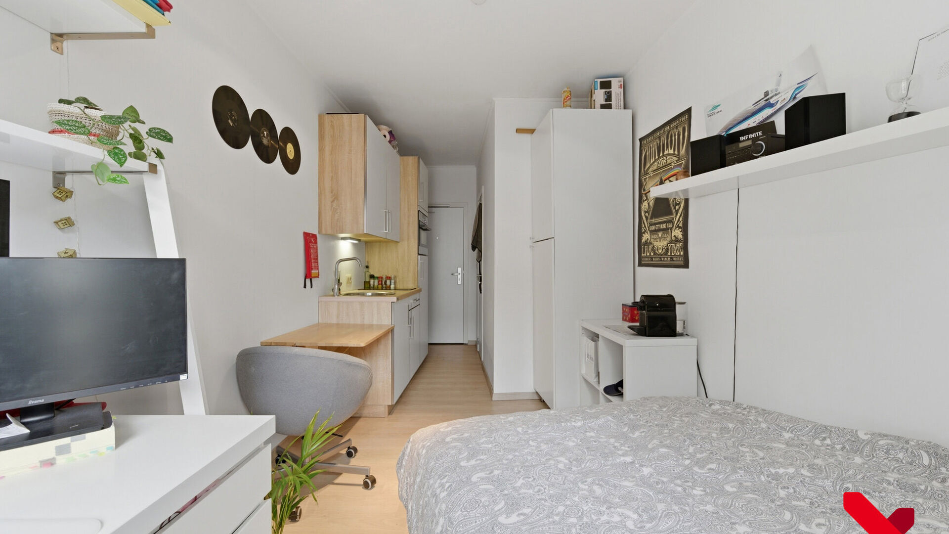 Welcome to Leuven! This cozy studio is located on the bustling Tiensestraat, a location known not only for its lively atmosphere but also for its excellent accessibility. Public transport, shops, and sports facilities are all nearby, and all faculties are