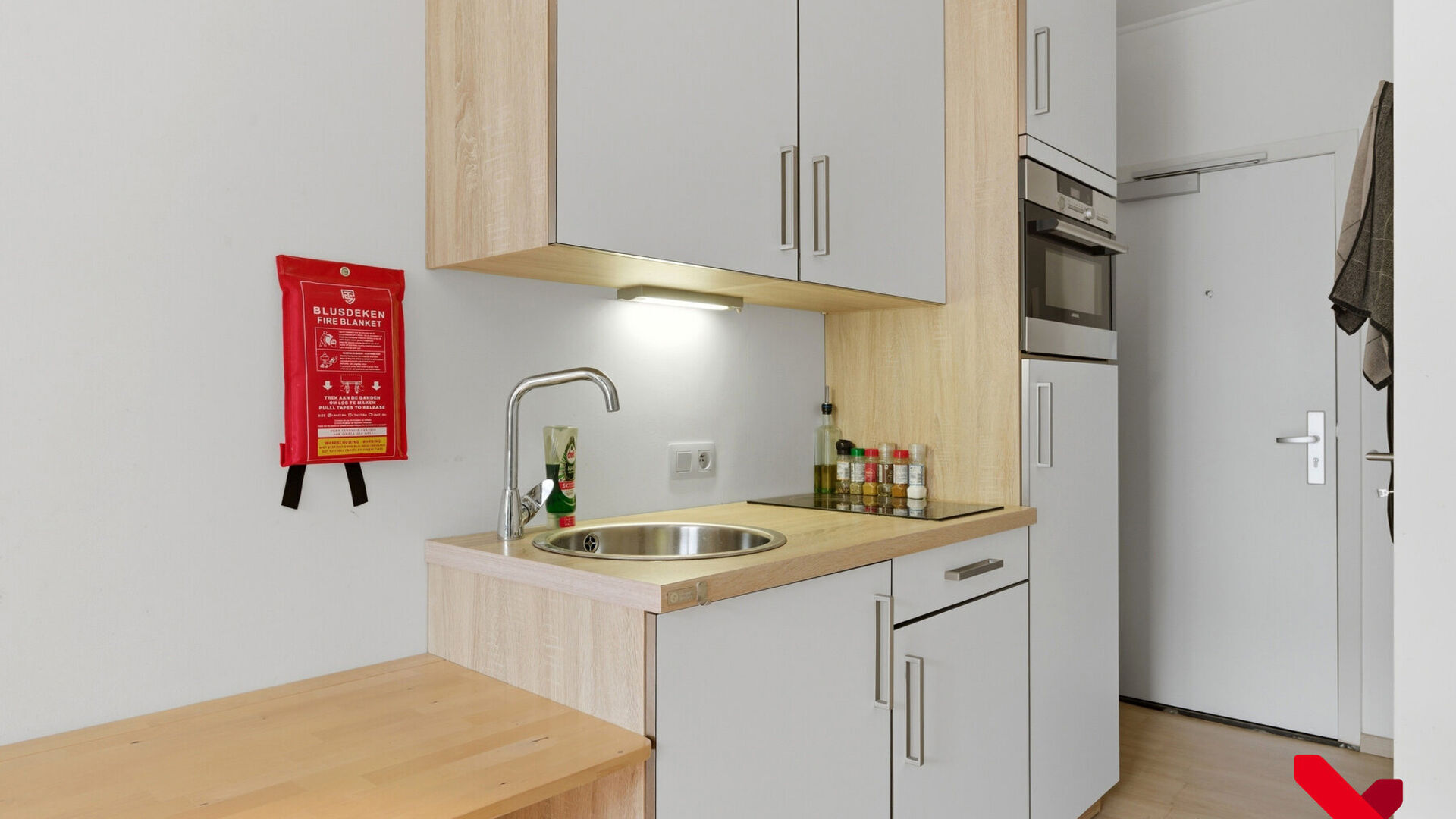 Welcome to Leuven! This cozy studio is located on the bustling Tiensestraat, a location known not only for its lively atmosphere but also for its excellent accessibility. Public transport, shops, and sports facilities are all nearby, and all faculties are