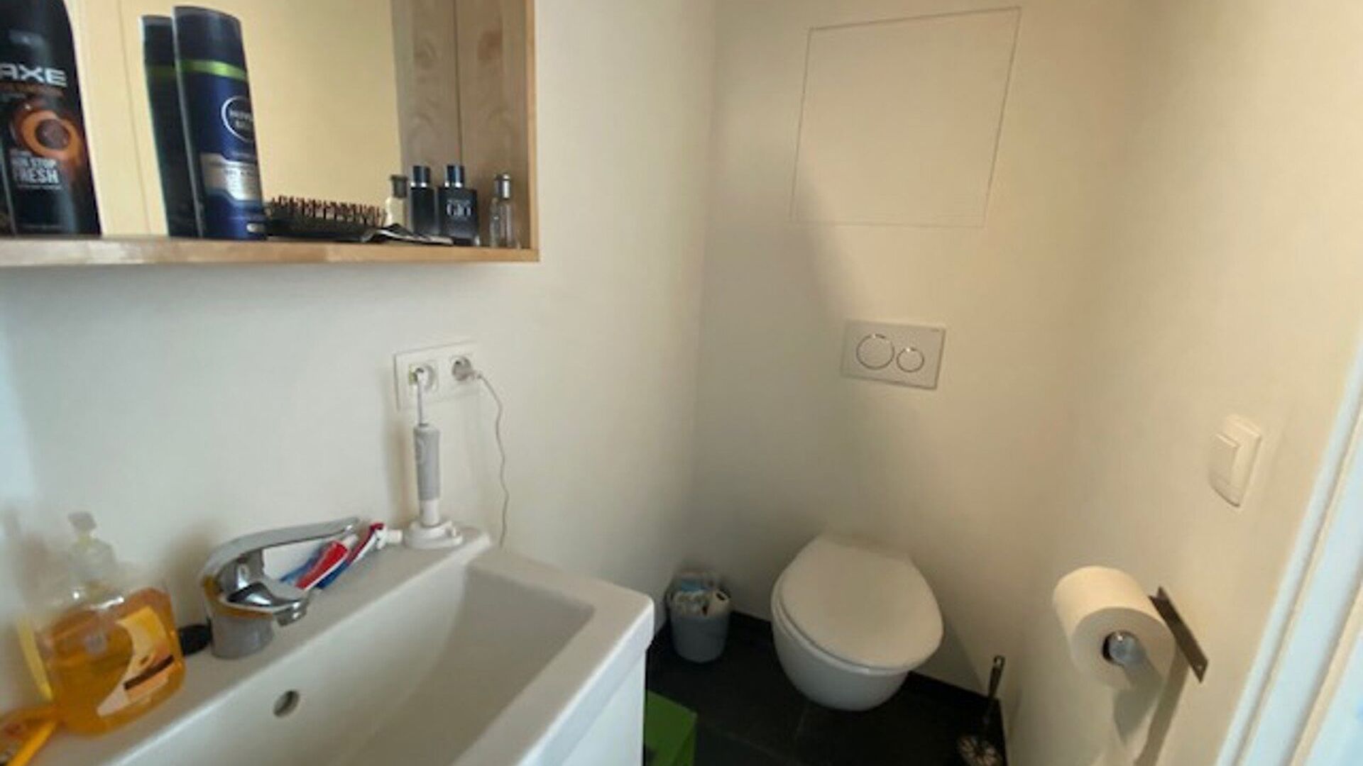 Zeer centraal gelegen studentenresidentie, beschikt over een 30-tal studentenkamers met eigen sanitair in de Vaartstraat. Indeling: slaap/studeerruimte met bed, bureau en bureaustoel, frigo, kleerkast en een eigen badkamer met wastafel, douche en toilet. 