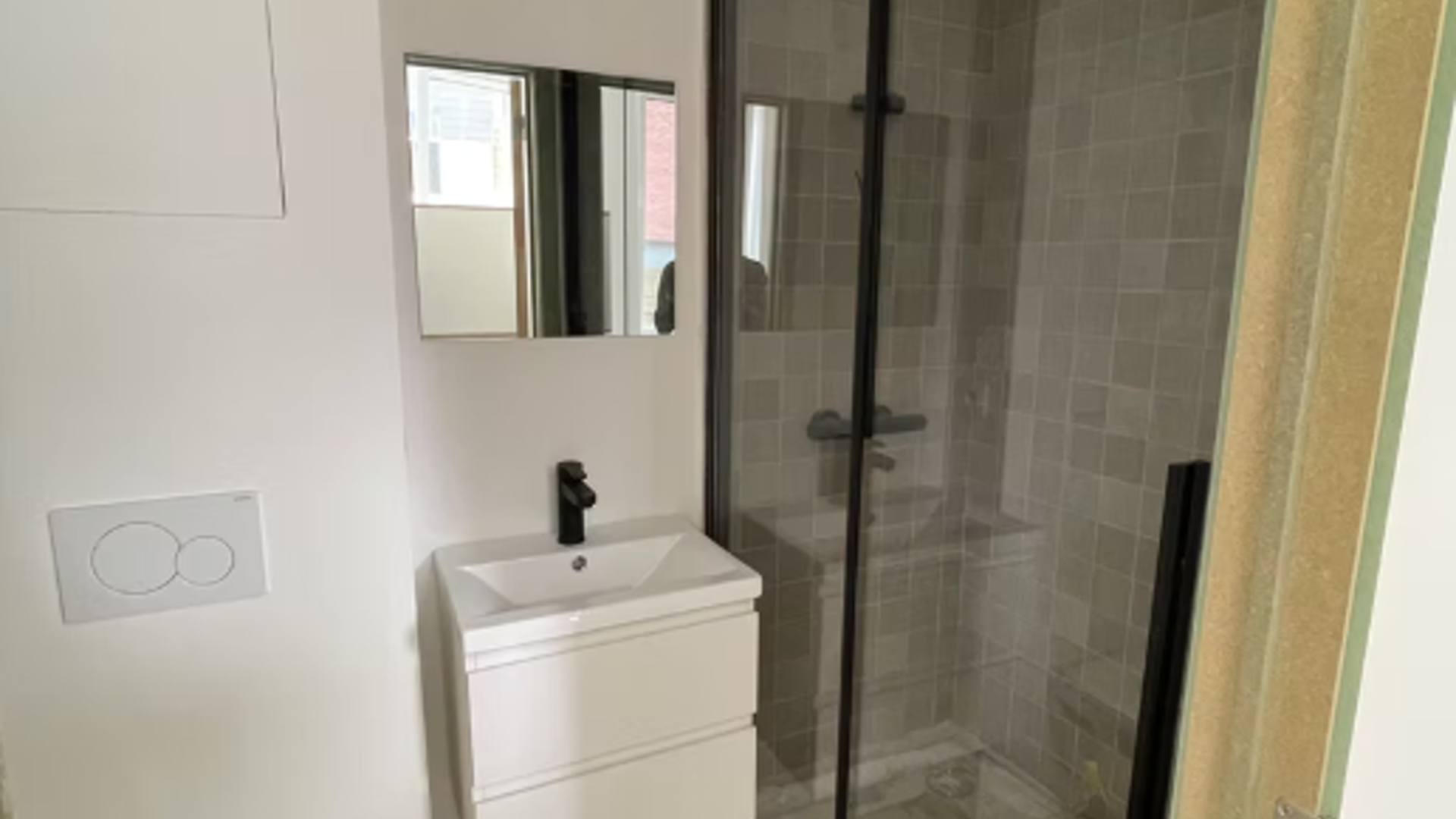 Deze instapklare kamer in de Onze-Lievevrouwstraat 50 is ideaal voor wie op zoek is naar rust én nabijheid van het stadsleven. Gelegen op slechts 350 meter van de Kruidtuin, bevindt de kamer zich op wandelafstand van universiteitsgebouwen, winkels, openb