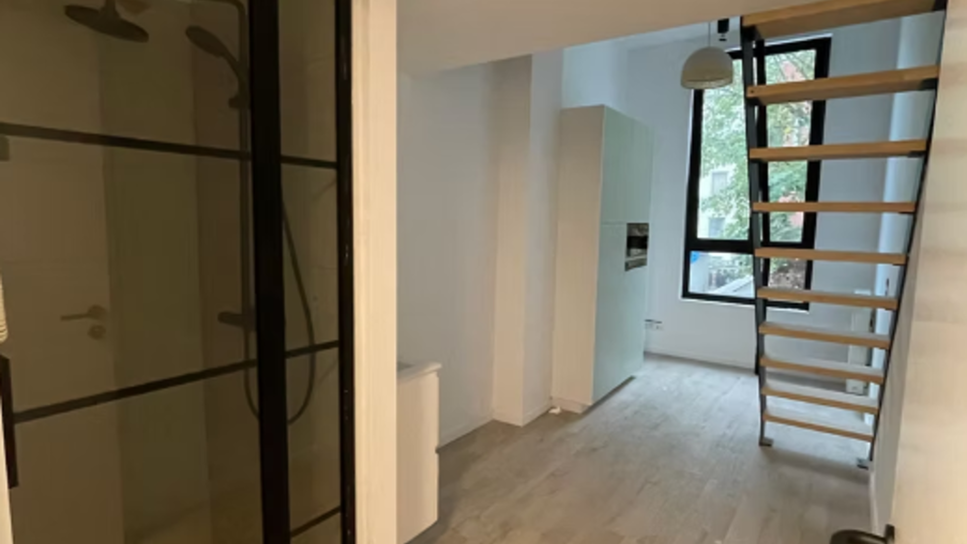 Deze instapklare kamer in de Onze-Lievevrouwstraat 50 is ideaal voor wie op zoek is naar rust én nabijheid van het stadsleven. Gelegen op slechts 350 meter van de Kruidtuin, bevindt de kamer zich op wandelafstand van universiteitsgebouwen, winkels, openb