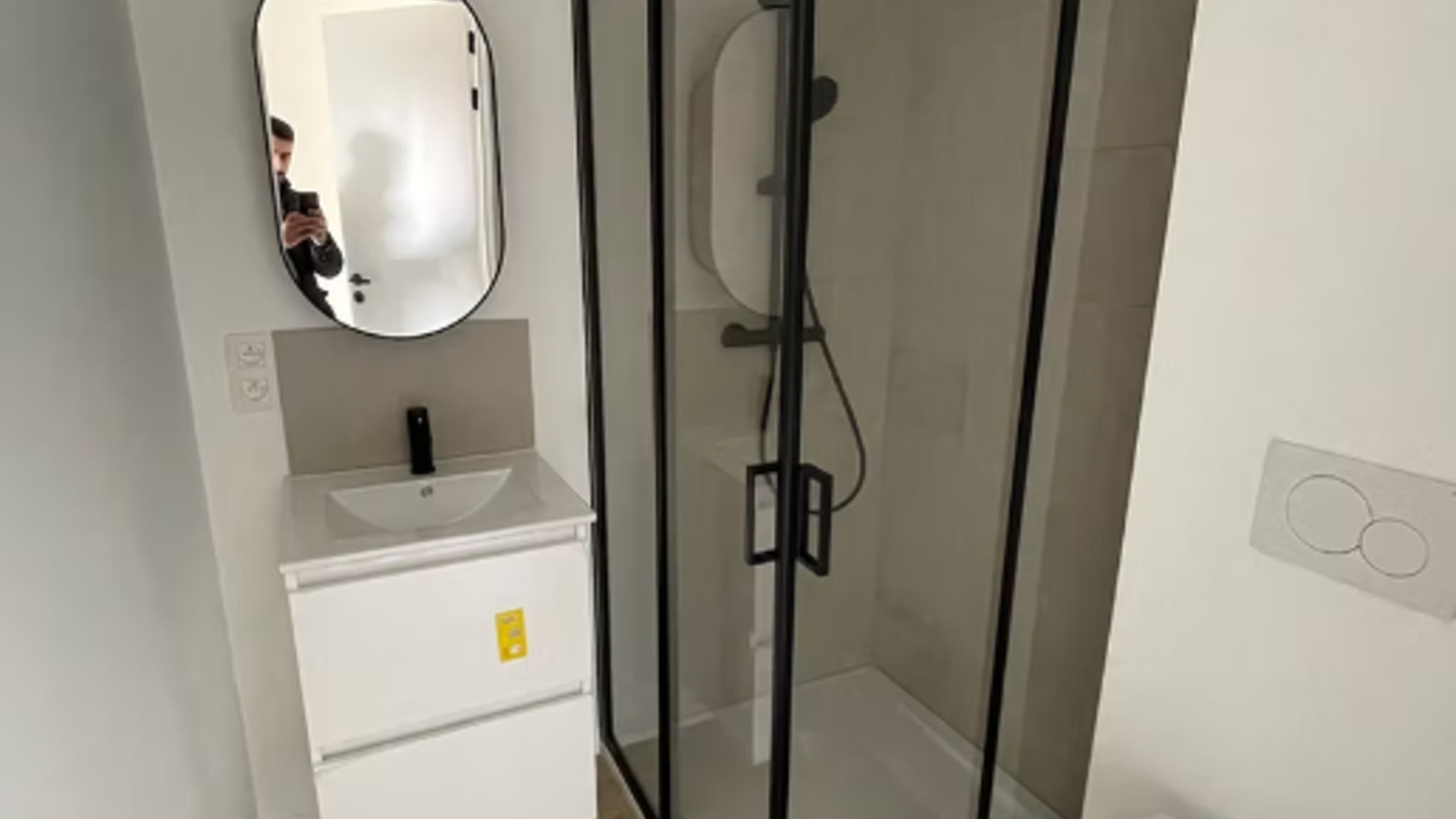 Deze instapklare kamer in de Onze-Lievevrouwstraat 50 is ideaal voor wie op zoek is naar rust én nabijheid van het stadsleven. Gelegen op slechts 350 meter van de Kruidtuin, bevindt de kamer zich op wandelafstand van universiteitsgebouwen, winkels, openb