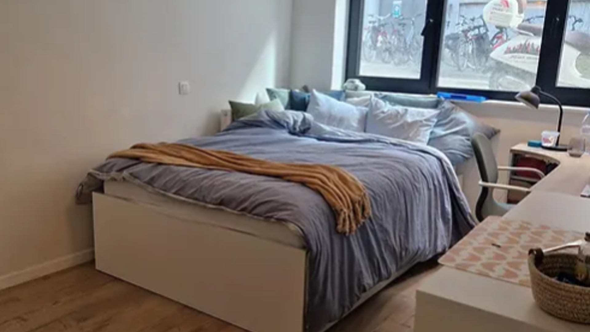 Deze instapklare kamer in de Onze-Lievevrouwstraat 50 is ideaal voor wie op zoek is naar rust én nabijheid van het stadsleven. Gelegen op slechts 350 meter van de Kruidtuin, bevindt de kamer zich op wandelafstand van universiteitsgebouwen, winkels, openb