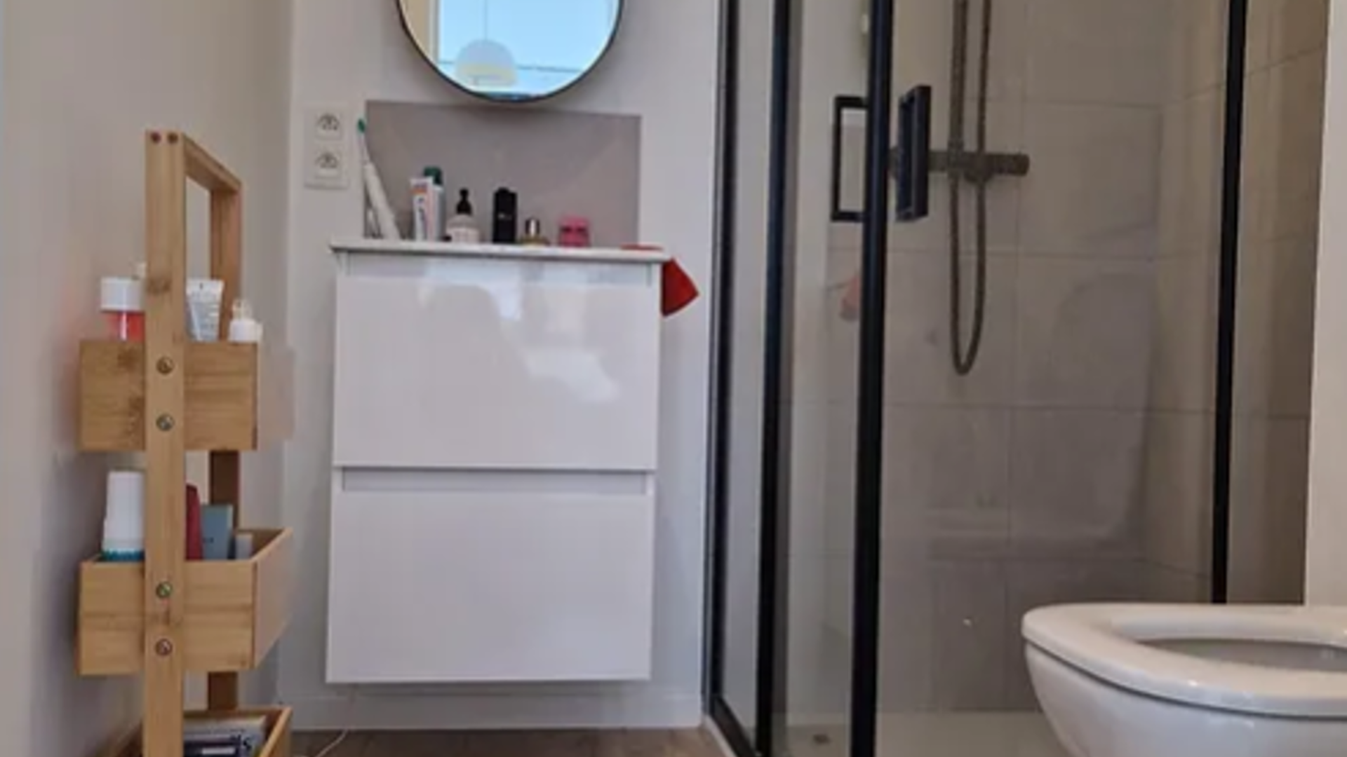 Deze instapklare kamer in de Onze-Lievevrouwstraat 50 is ideaal voor wie op zoek is naar rust én nabijheid van het stadsleven. Gelegen op slechts 350 meter van de Kruidtuin, bevindt de kamer zich op wandelafstand van universiteitsgebouwen, winkels, openb