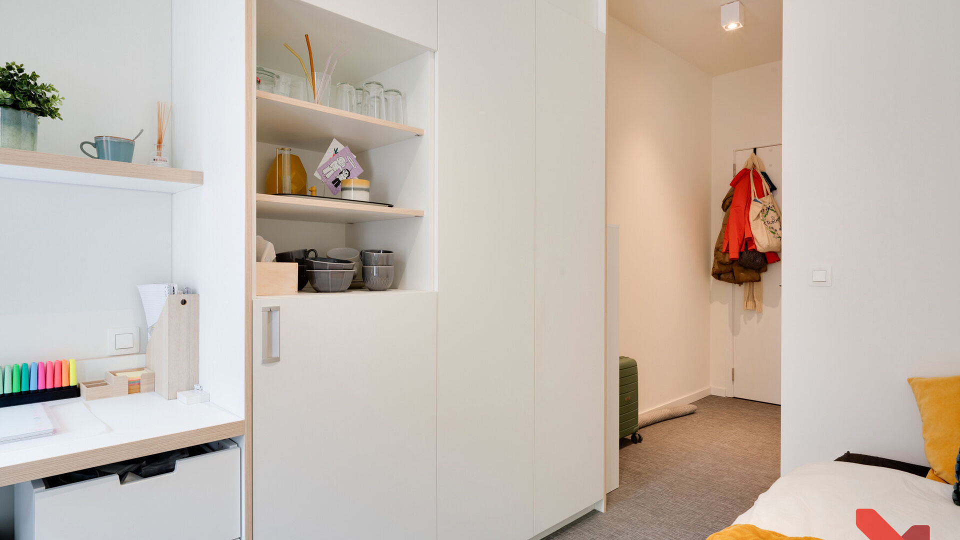 Studentenkamers gelegen in de studentenresidentie ACE op de Ridderstraat 266. Deze kamer heeft eigen sanitair, is gemeubeld met: een bed, bureau, boekenrek, kleerkast en frigo. Elke gang heeft zijn gemeenschappelijke keuken, waar elke student zijn eigen k