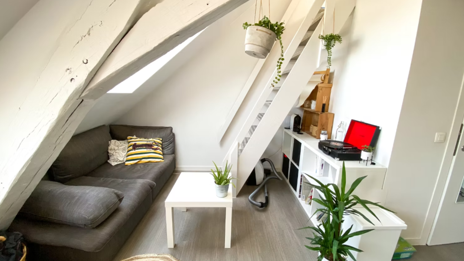 Studentenkamer te huur in de Vaartstraat in Leuven.
Huurprijs: 665 euro/maand + 130 euro voor nutsvoorzieningen
