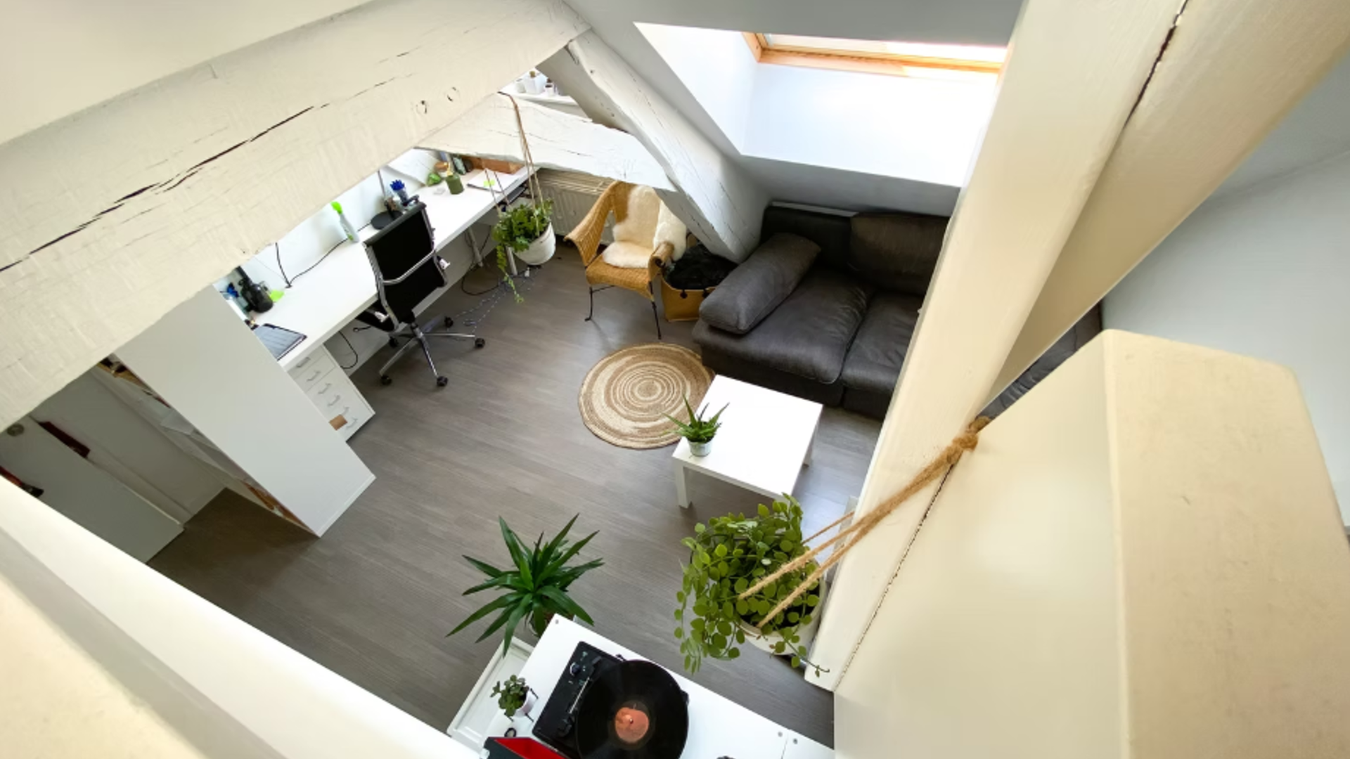 Studentenkamer te huur in de Vaartstraat in Leuven.
Huurprijs: 665 euro/maand + 130 euro voor nutsvoorzieningen