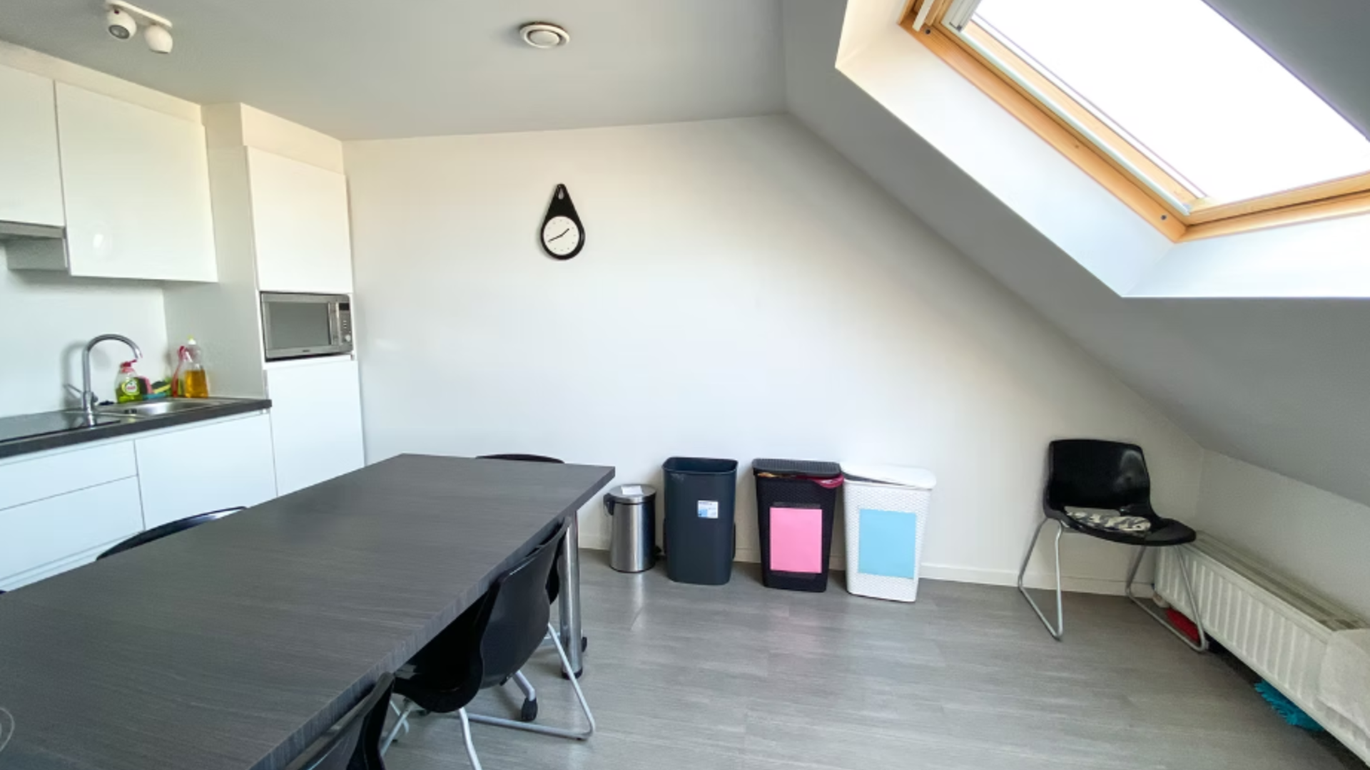 Studentenkamer te huur in de Vaartstraat in Leuven.
Huurprijs: 665 euro/maand + 130 euro voor nutsvoorzieningen