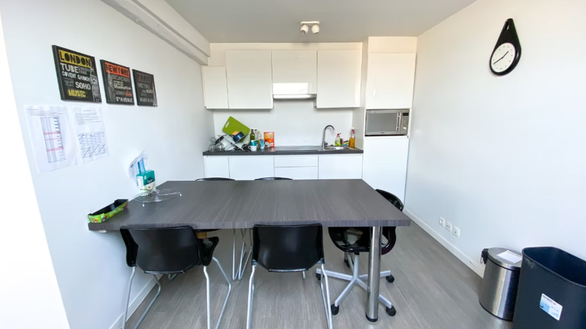 Studentenkamer te huur in de Vaartstraat in Leuven.
Huurprijs: 665 euro/maand + 130 euro voor nutsvoorzieningen