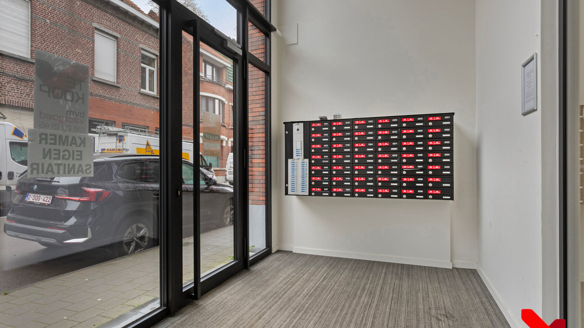 Studentenkamer gelegen in een gezellige studentenresidentie op toplocatie. Deze kamer is gemeubeld en heeft eigen sanitair (douche en toilet).
In het gehuurde goed zijn de volgende (nuts)voorzieningen/diensten aanwezig, dewelke gedeeld worden met de ander
