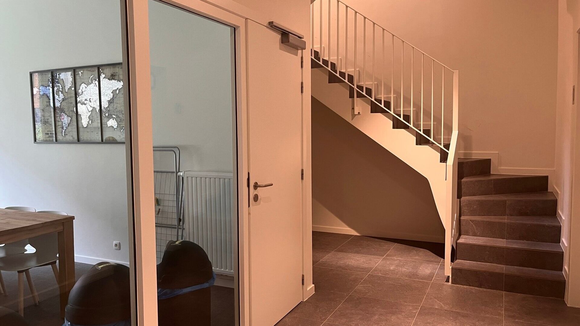 Laatste kamer met gedeeld sanitair beschikbaar in een verzorgde studentenresidentie. Deze kamer is functioneel ingericht en biedt een aangename woon- en studeeromgeving.

In het gehuurde goed zijn de volgende (nuts)voorzieningen/diensten aanwezig, dewelke