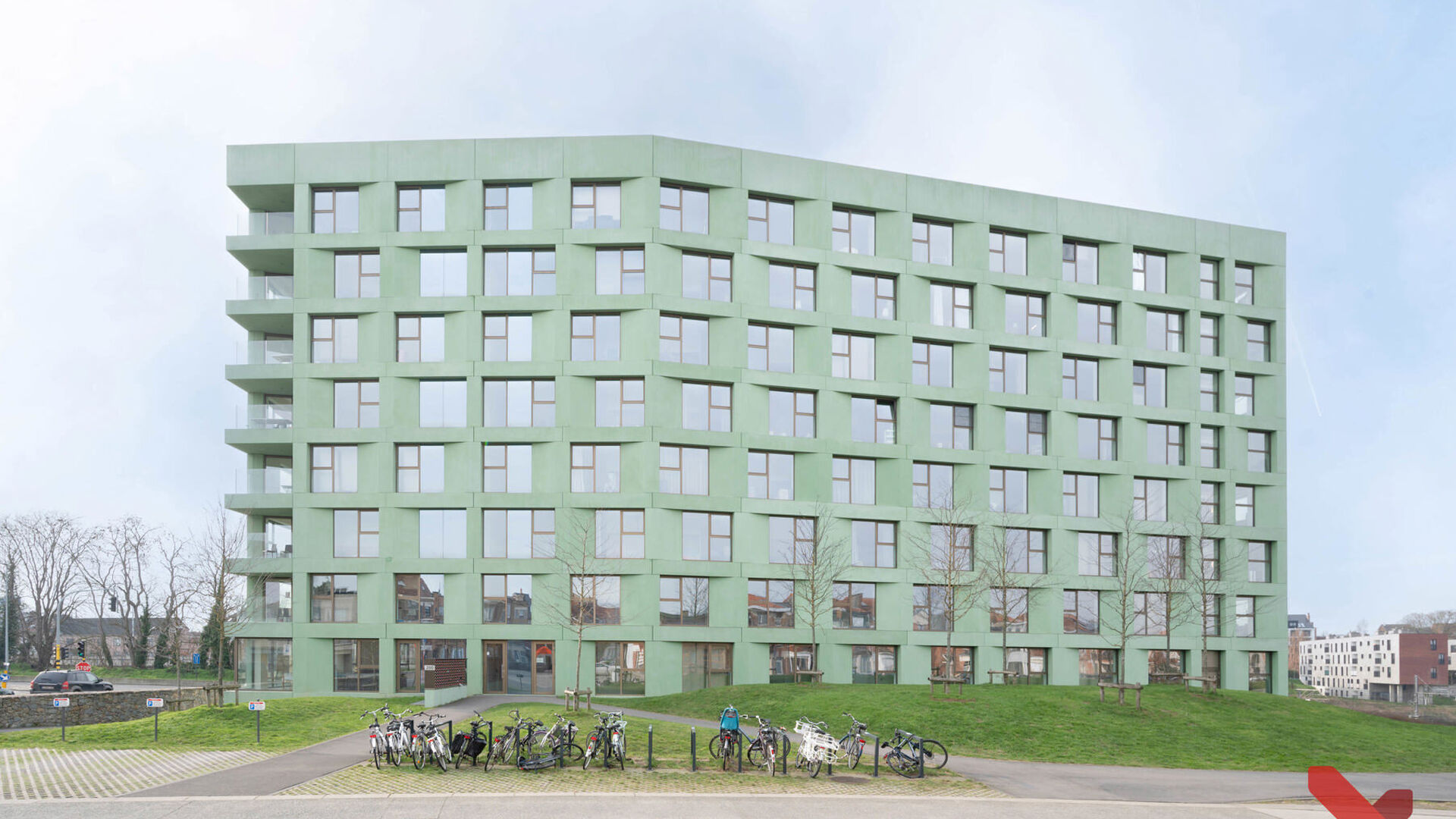 Welkom in deze verzorgde en comfortabele studentenkamer.
De kamer is louter voor individueel gebruik en is bemeubeld met een bed, bureau, stoel, boekenrek, kleerkast en lamellen. Daarnaast beschikt de kamer over eigen sanitair met douche en toilet, evena